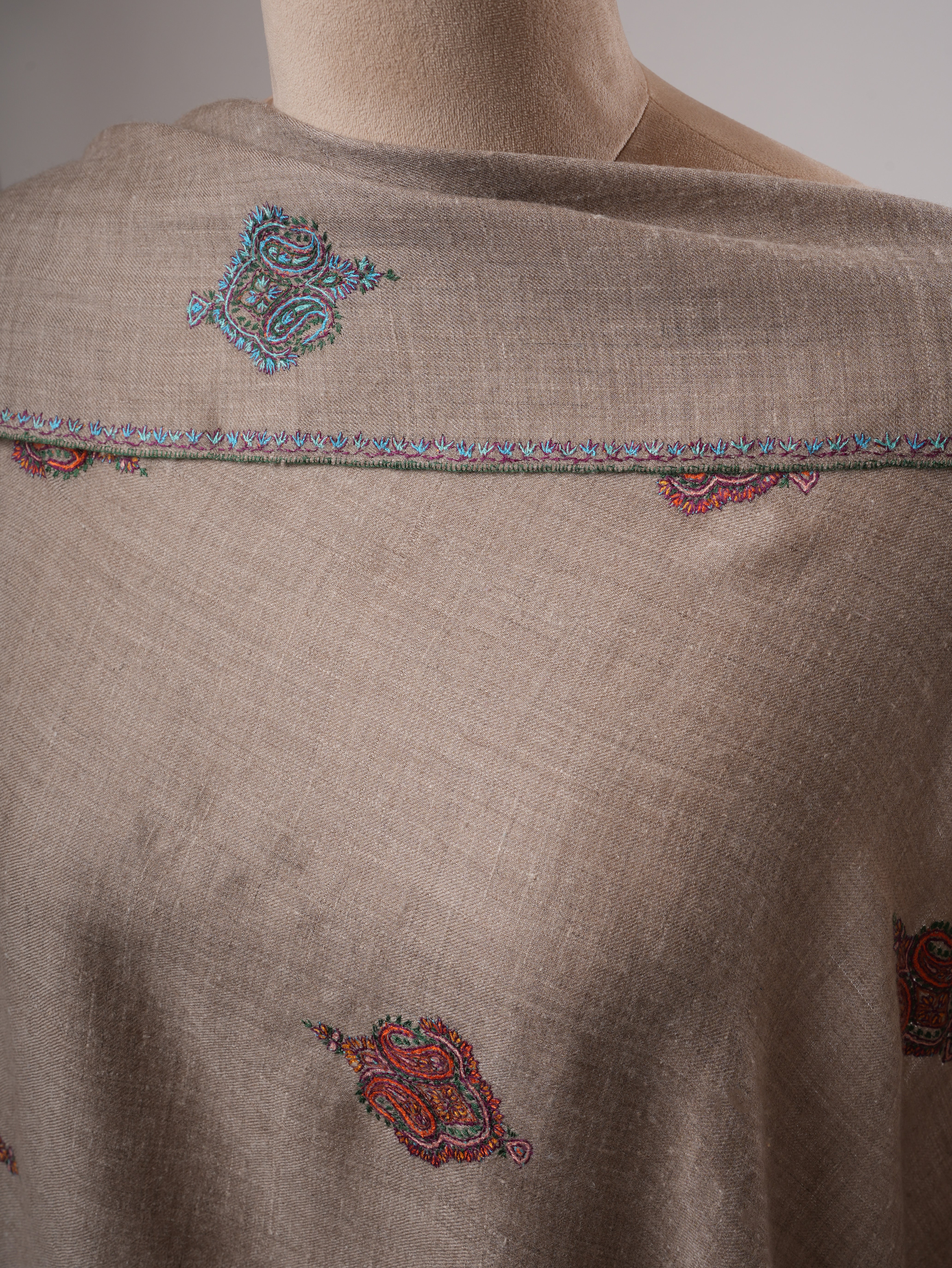 Aksi Embroidered Shahkaar Kashmiri Pashmina Shawl Shahkaar