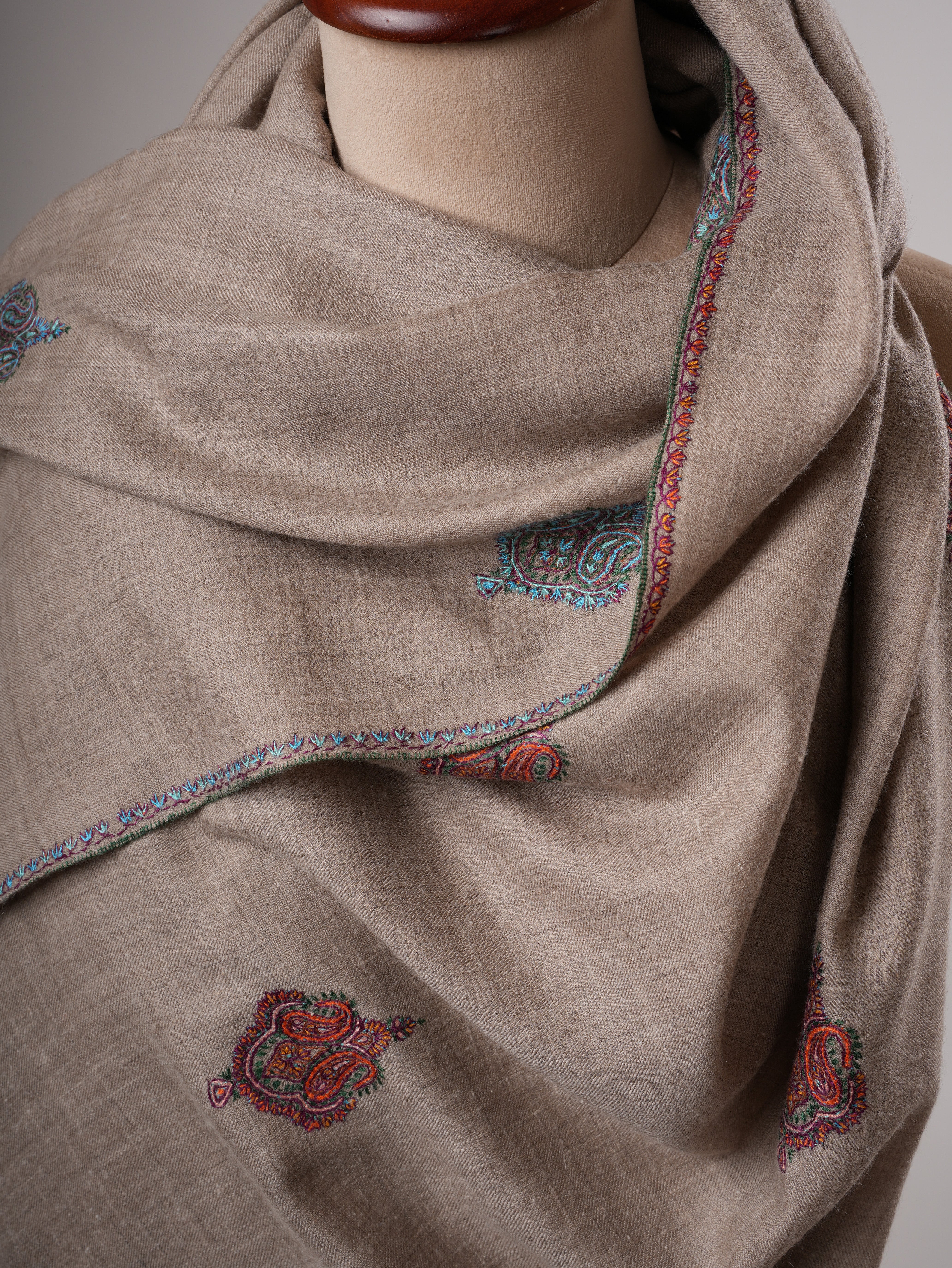 Aksi Embroidered Shahkaar Kashmiri Pashmina Shawl Shahkaar