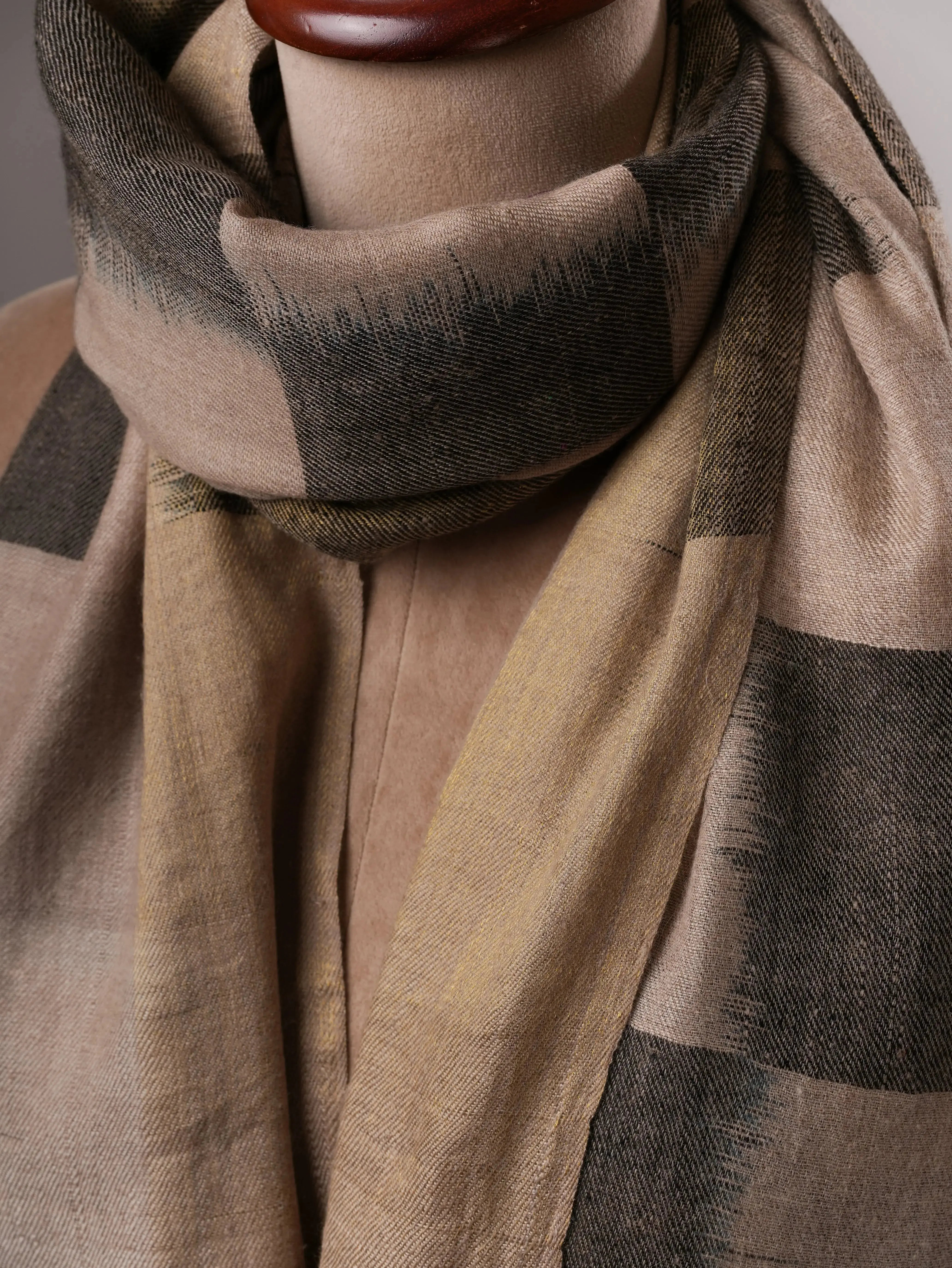 Scialle Pashmina Ikat artigianale con sottili dettagli Zari