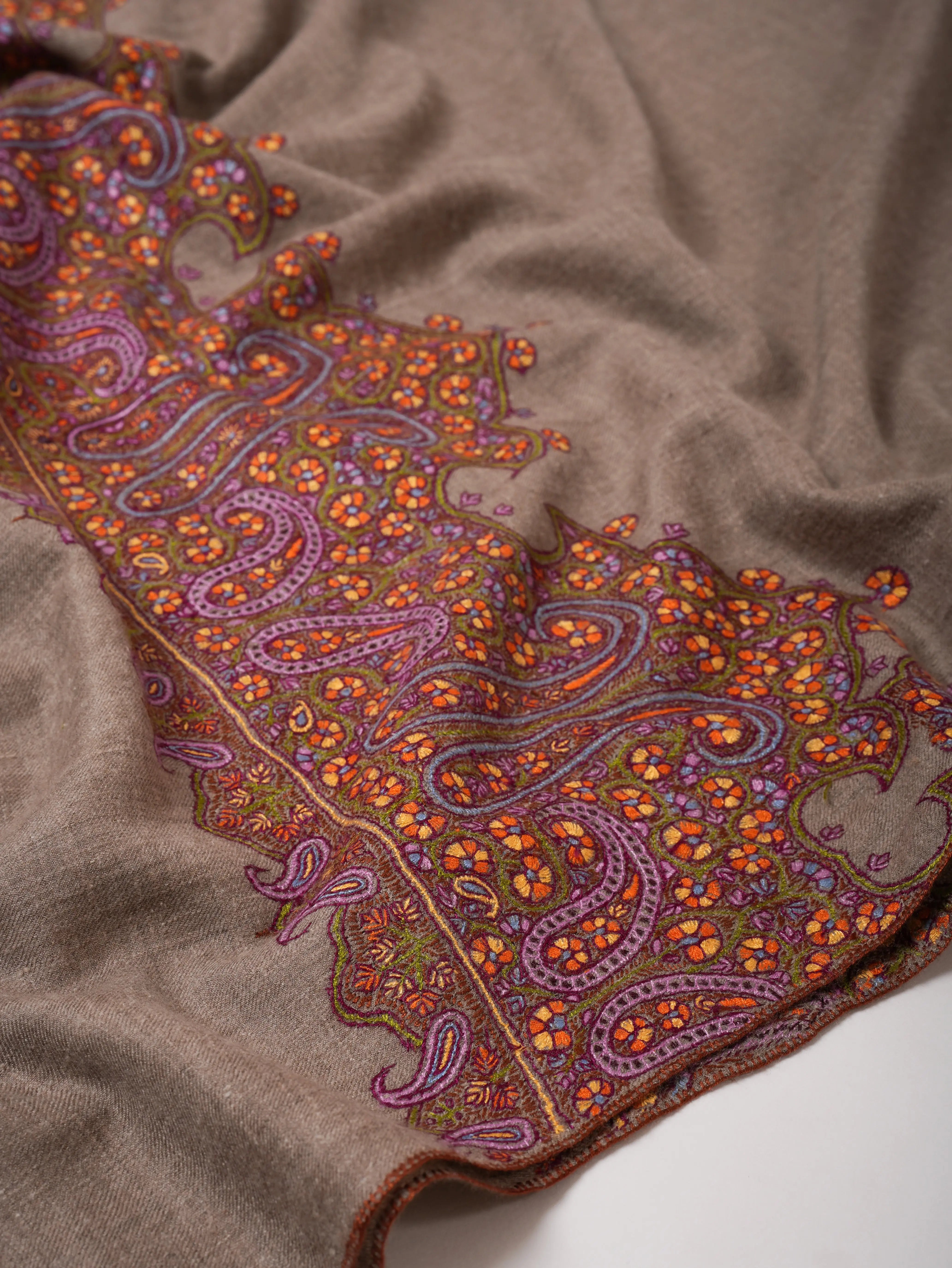 Classic Kalandaur Pure Pashmina Shawl with Fine Sozni Embroidery – Handcrafted Heritage Shahkaar