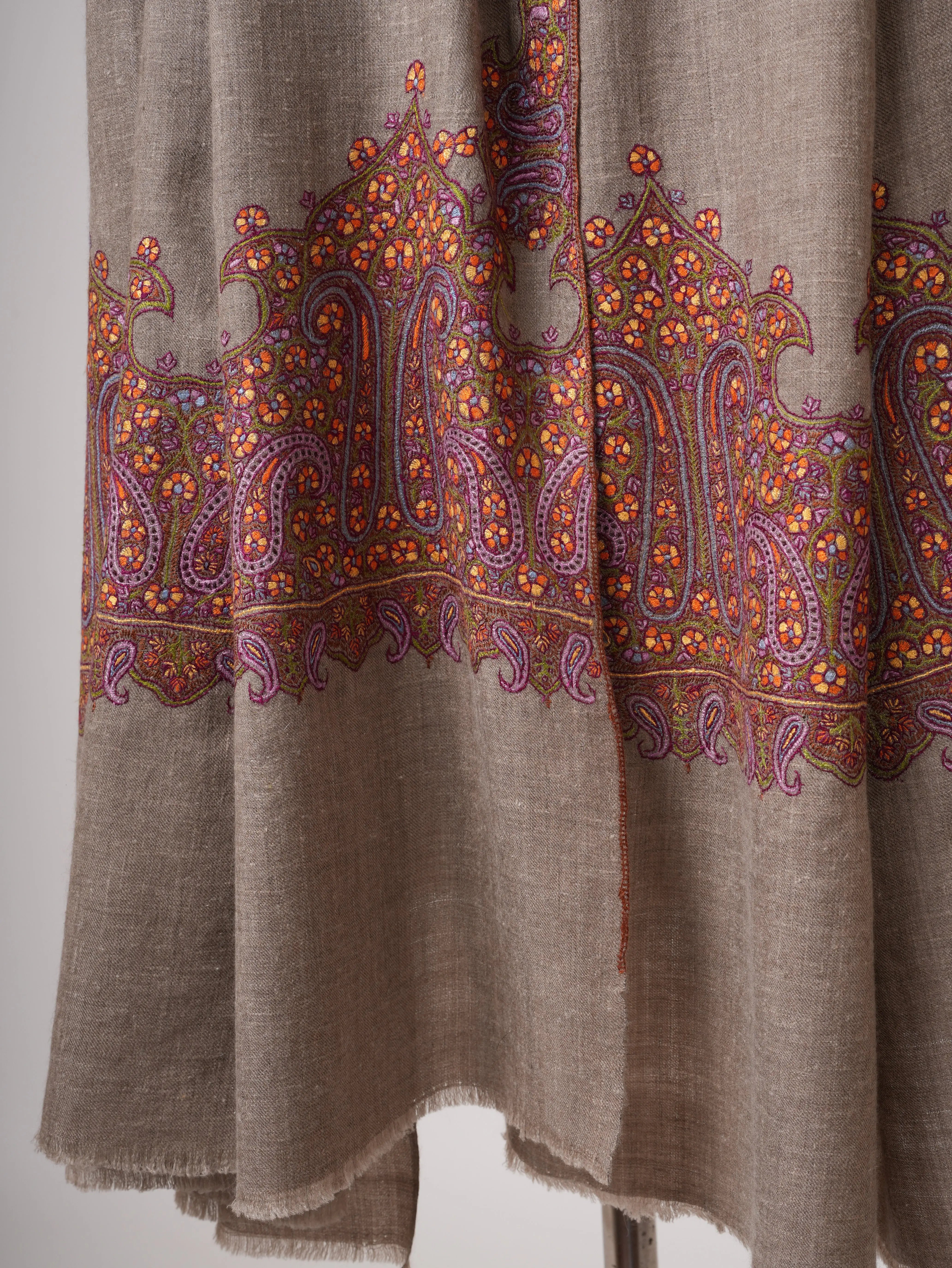 Classic Kalandaur Pure Pashmina Shawl with Fine Sozni Embroidery – Handcrafted Heritage Shahkaar