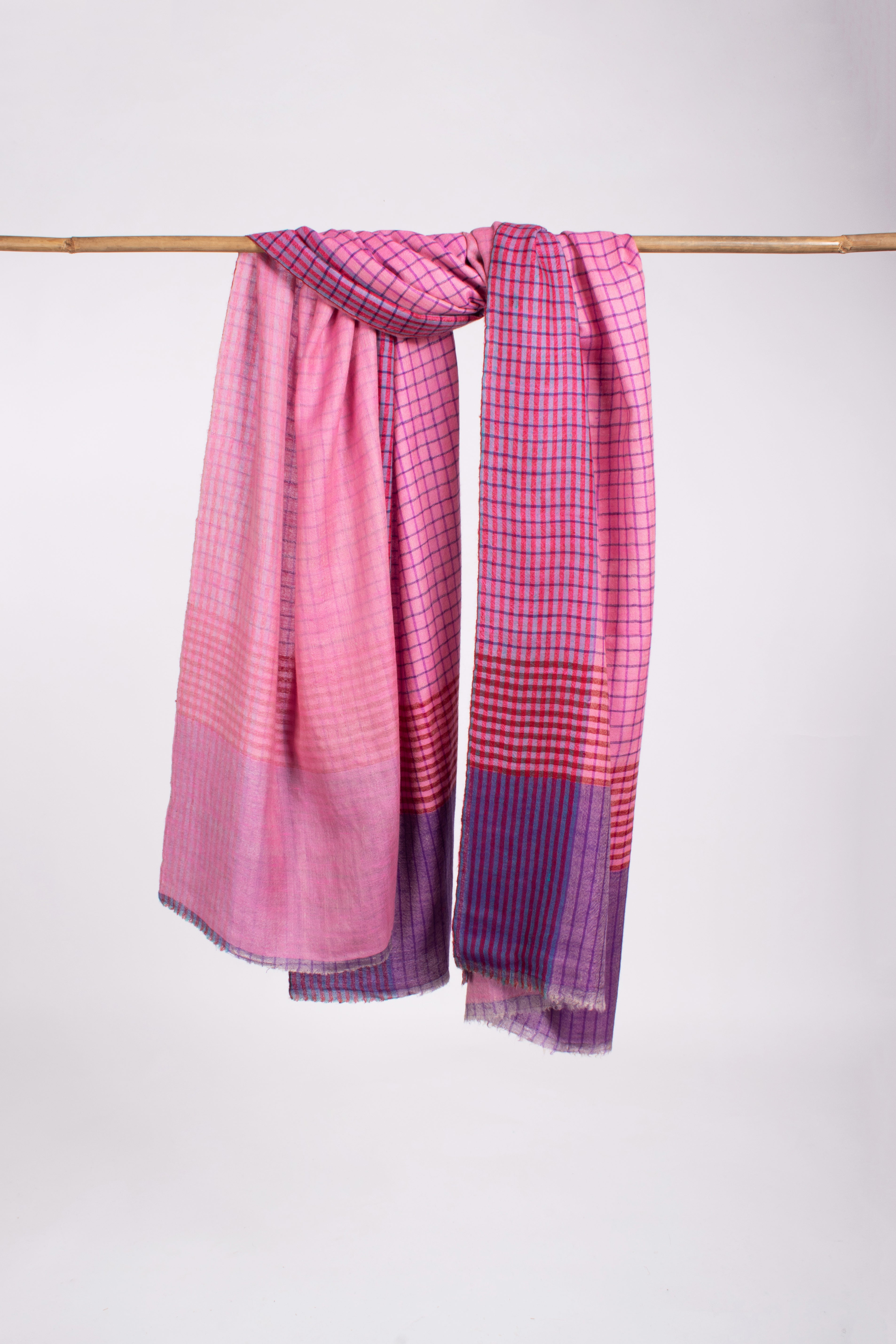 两个叶子粉红色的dorukha pashmina披肩