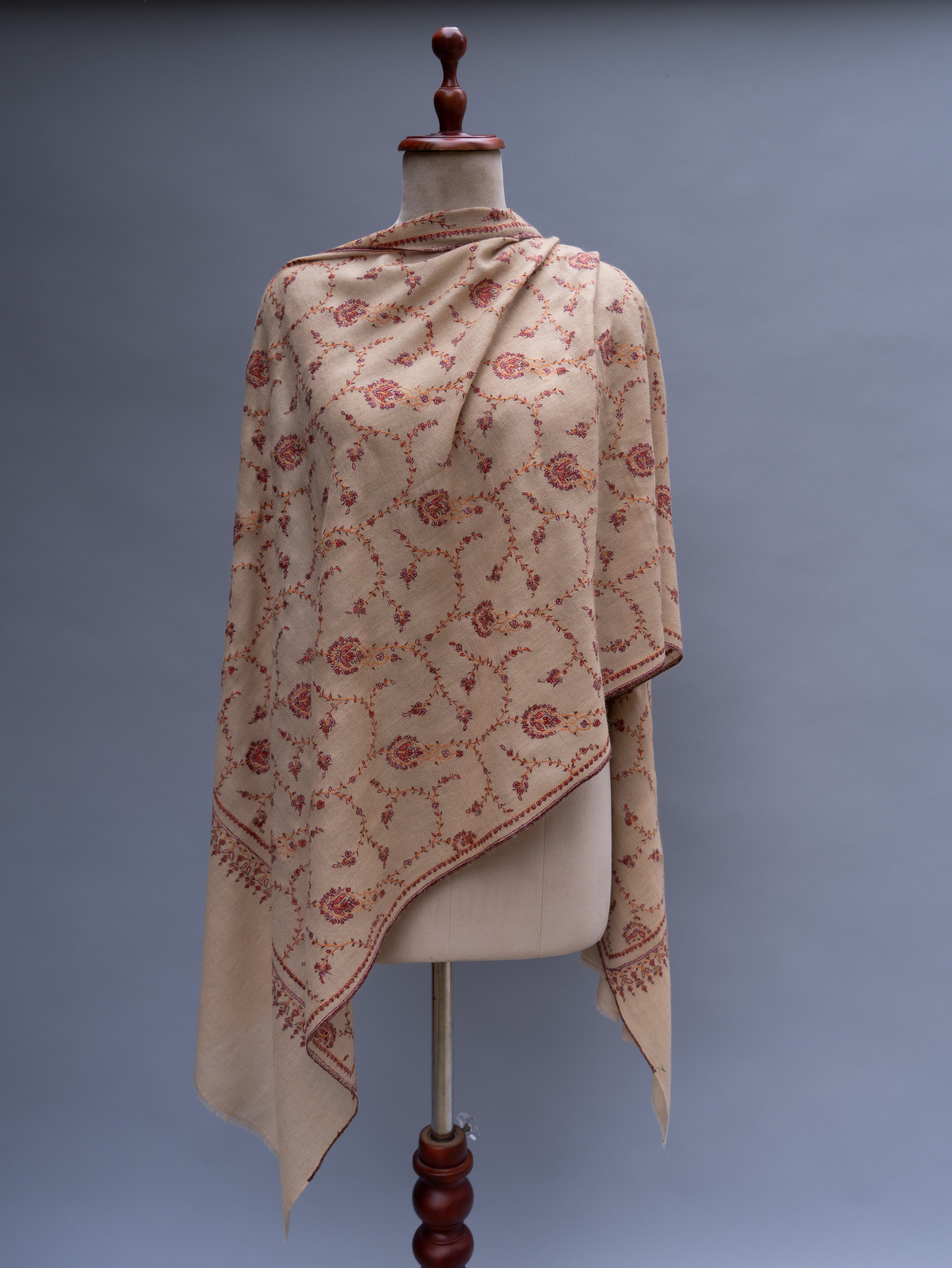 Stola in cashmere sottile ricamata color crema