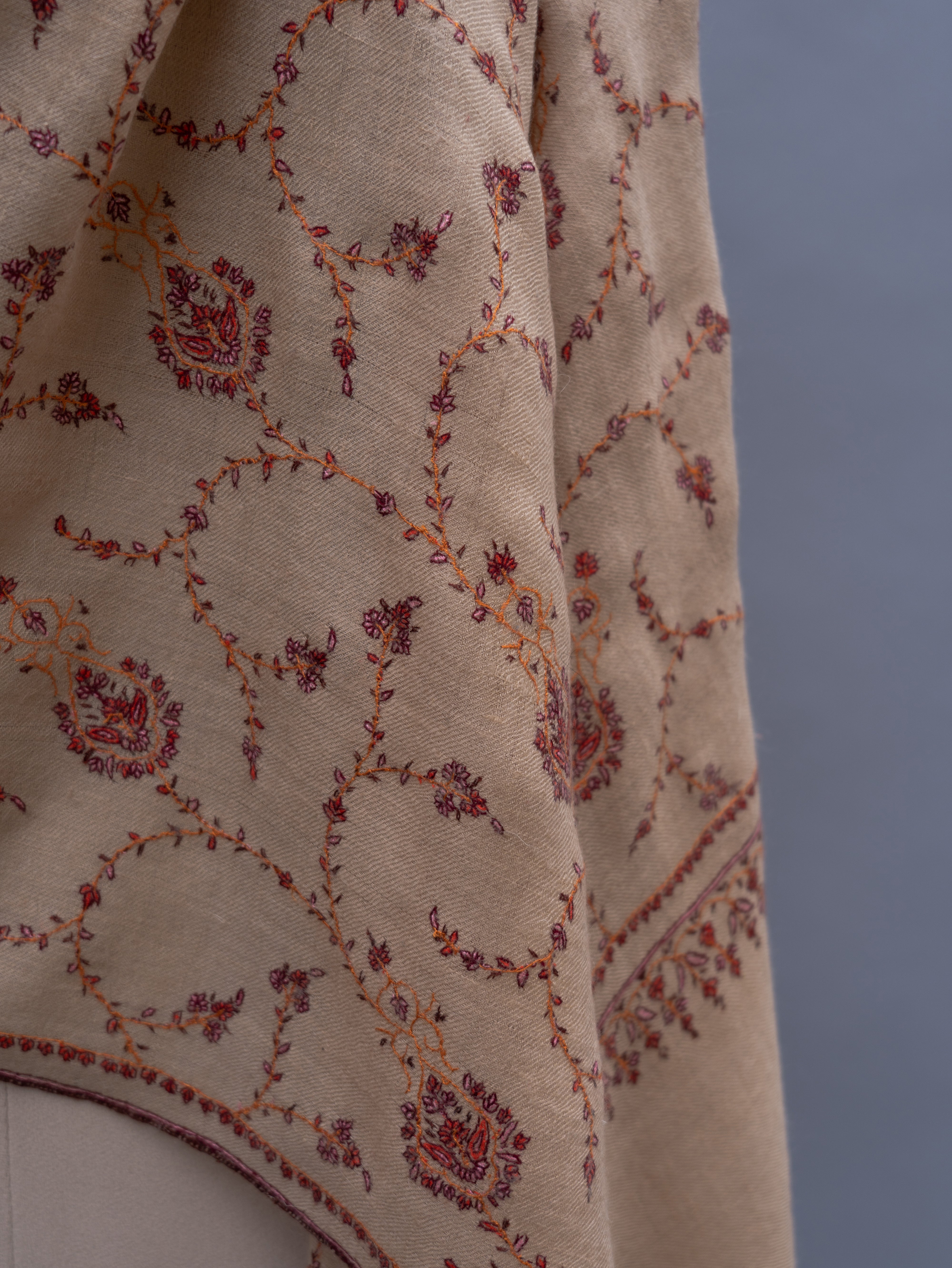 Stola in cashmere sottile ricamata color crema