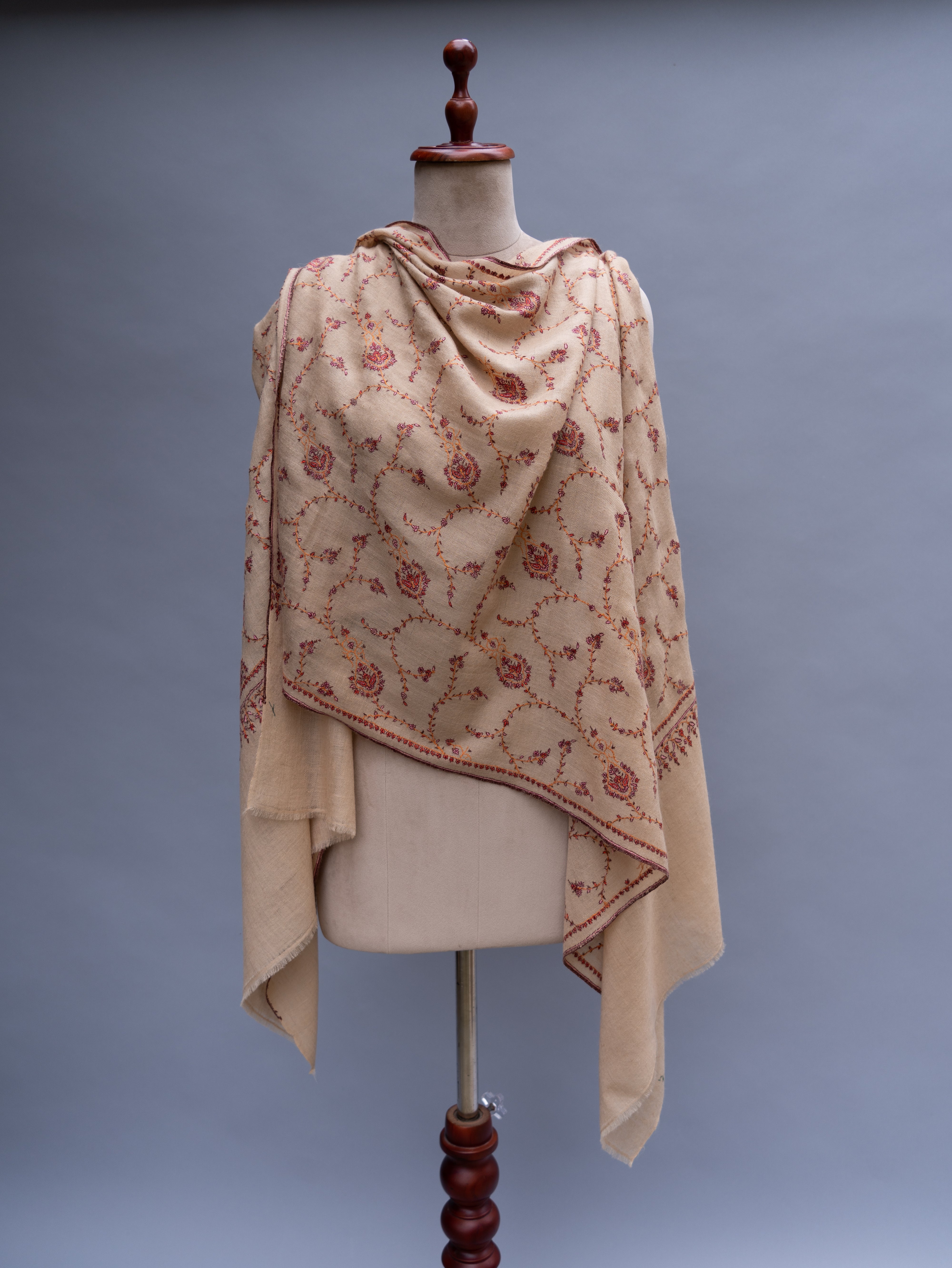 Stola in cashmere sottile ricamata color crema