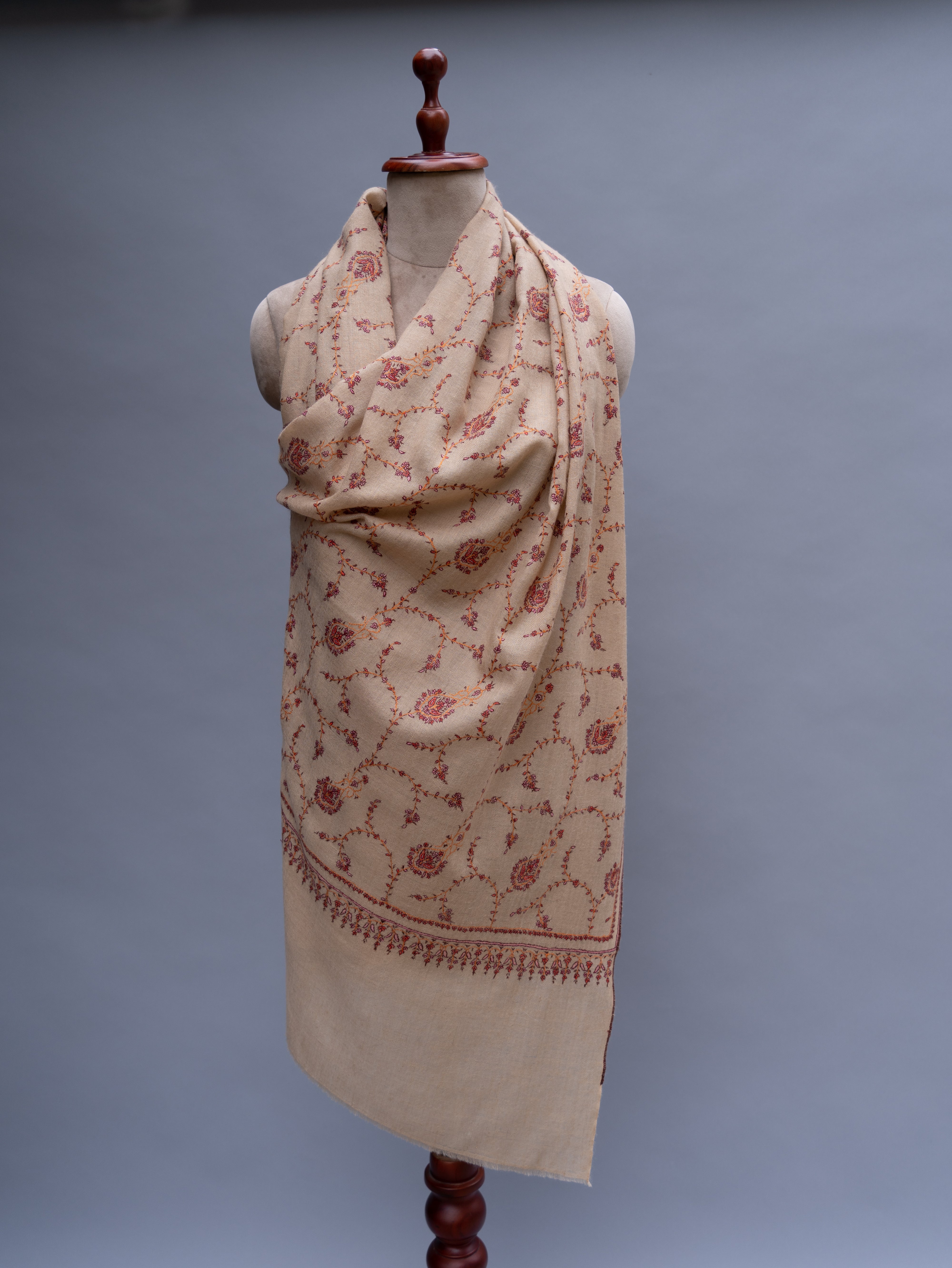 Stola in cashmere sottile ricamata color crema