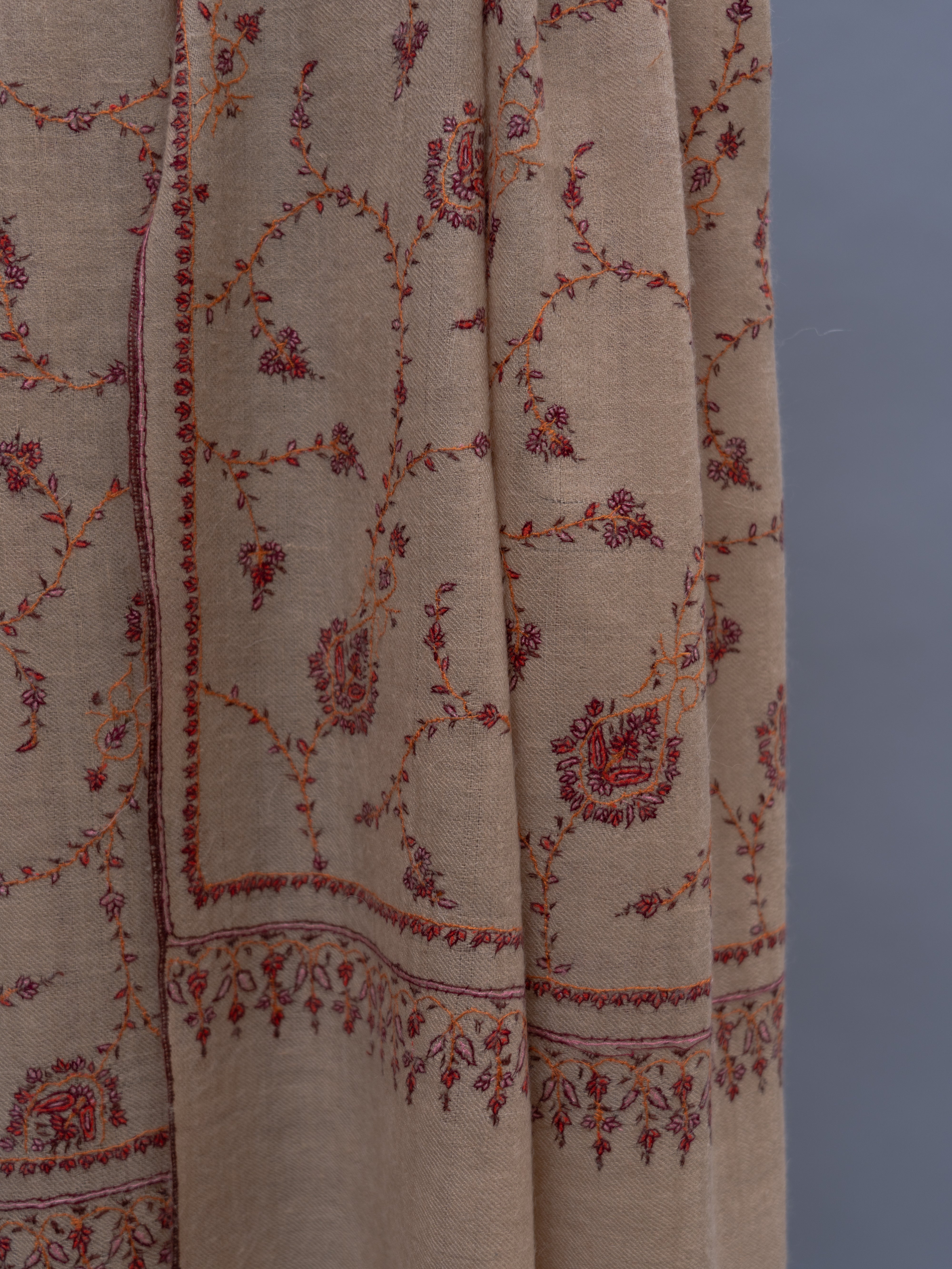 Stola in cashmere sottile ricamata color crema