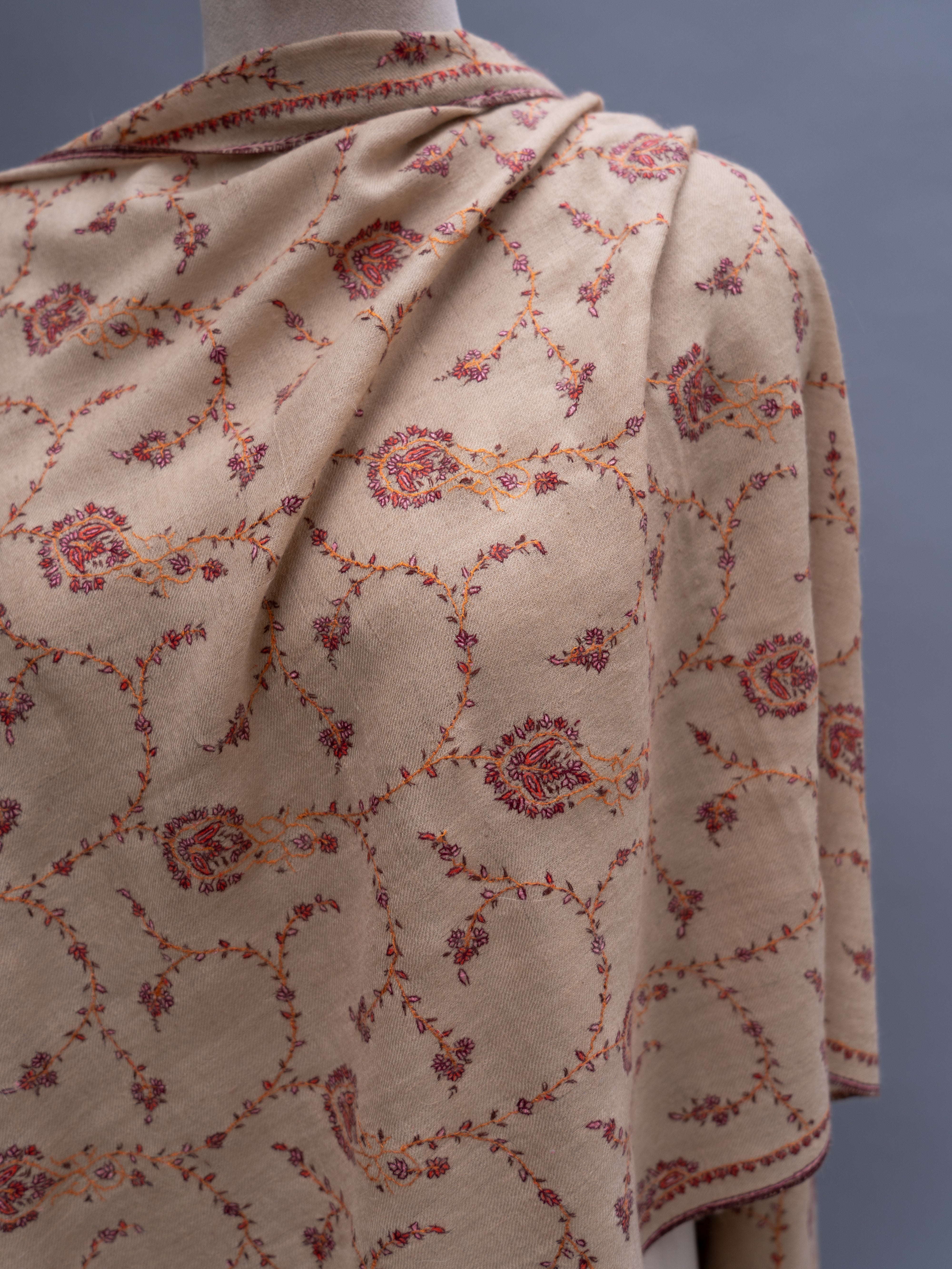 Stola in cashmere sottile ricamata color crema