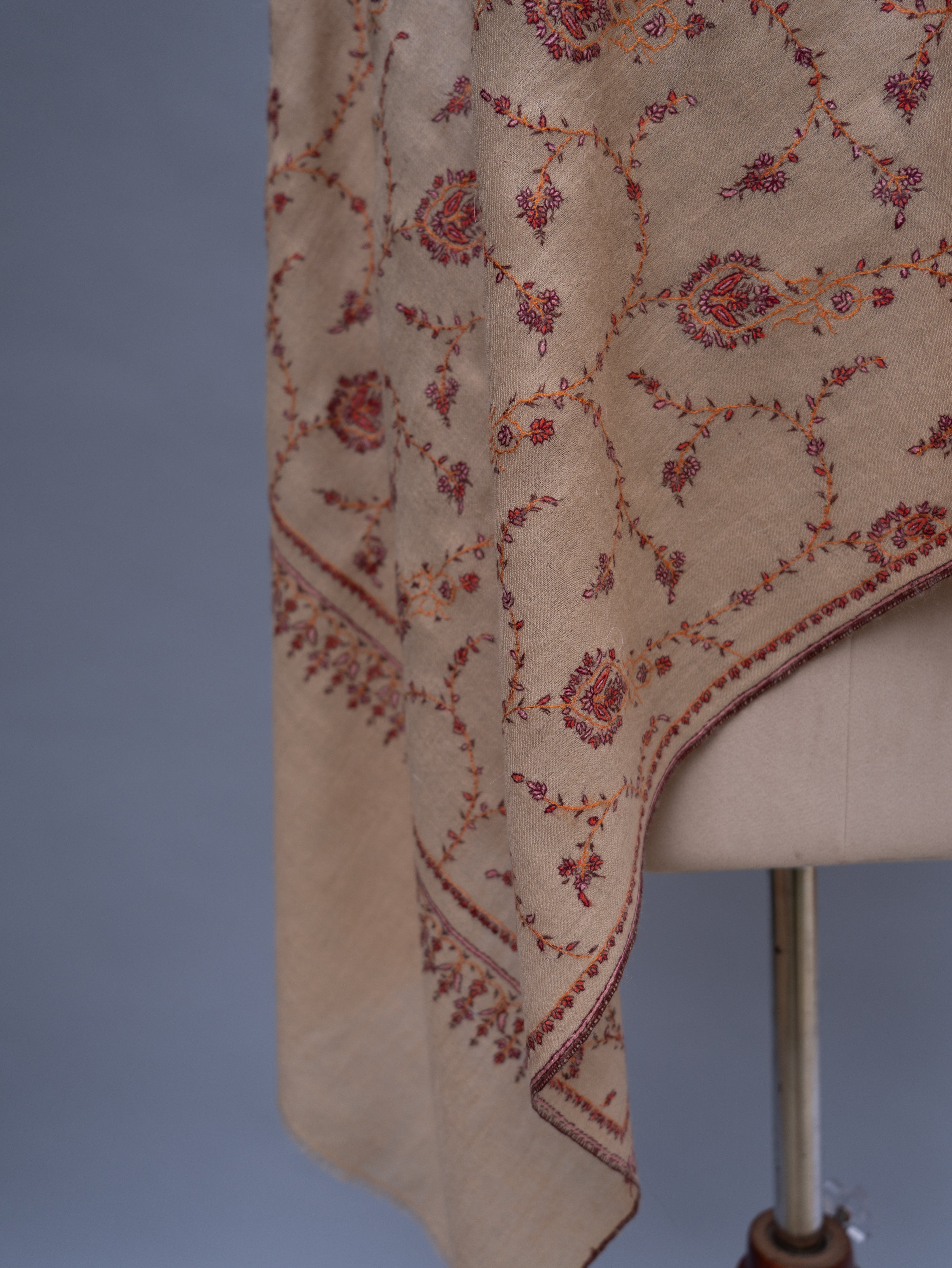 Stola in cashmere sottile ricamata color crema
