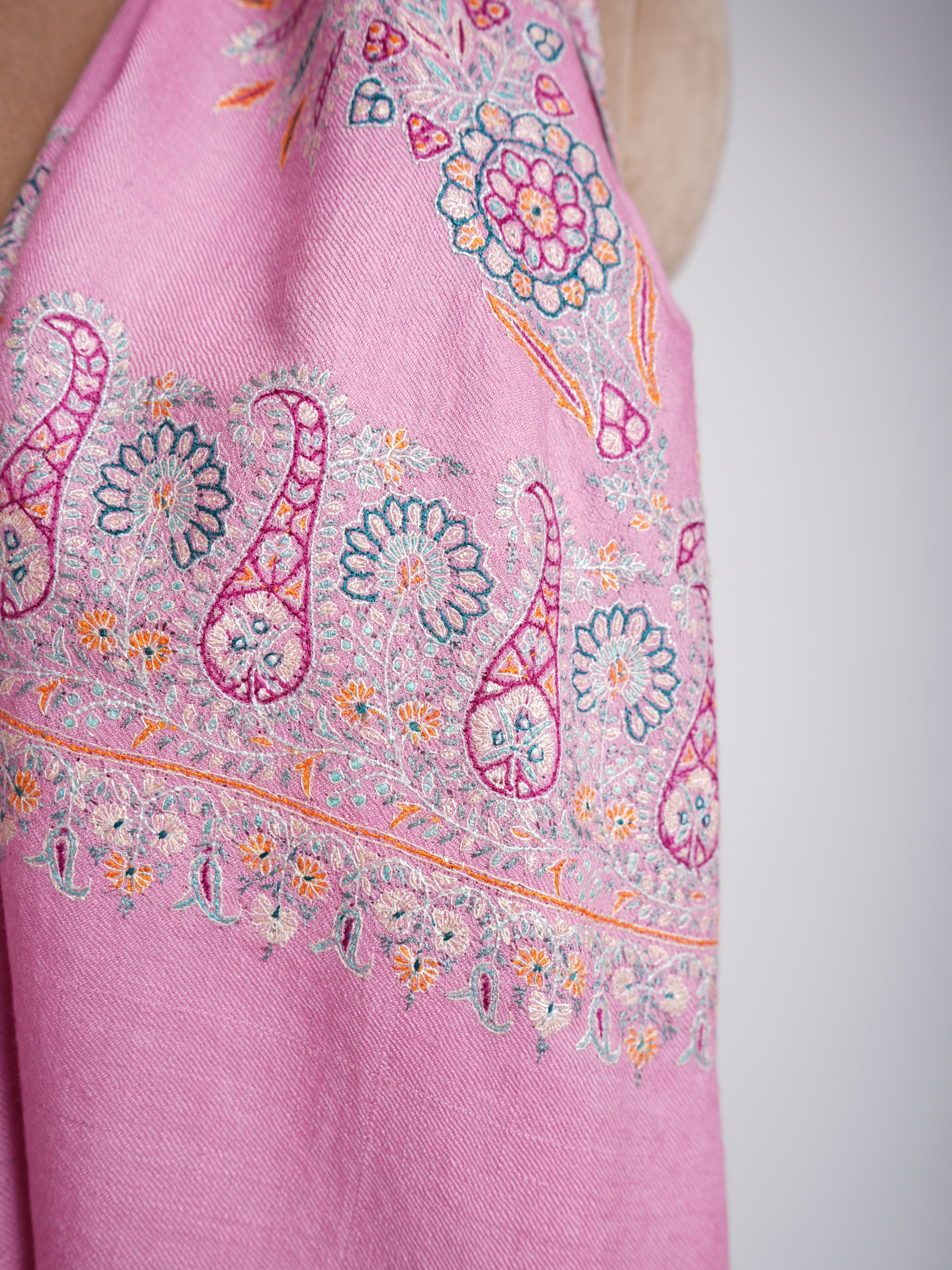 Sozni Daur Dar Pashmina ricamata a mano rosa
