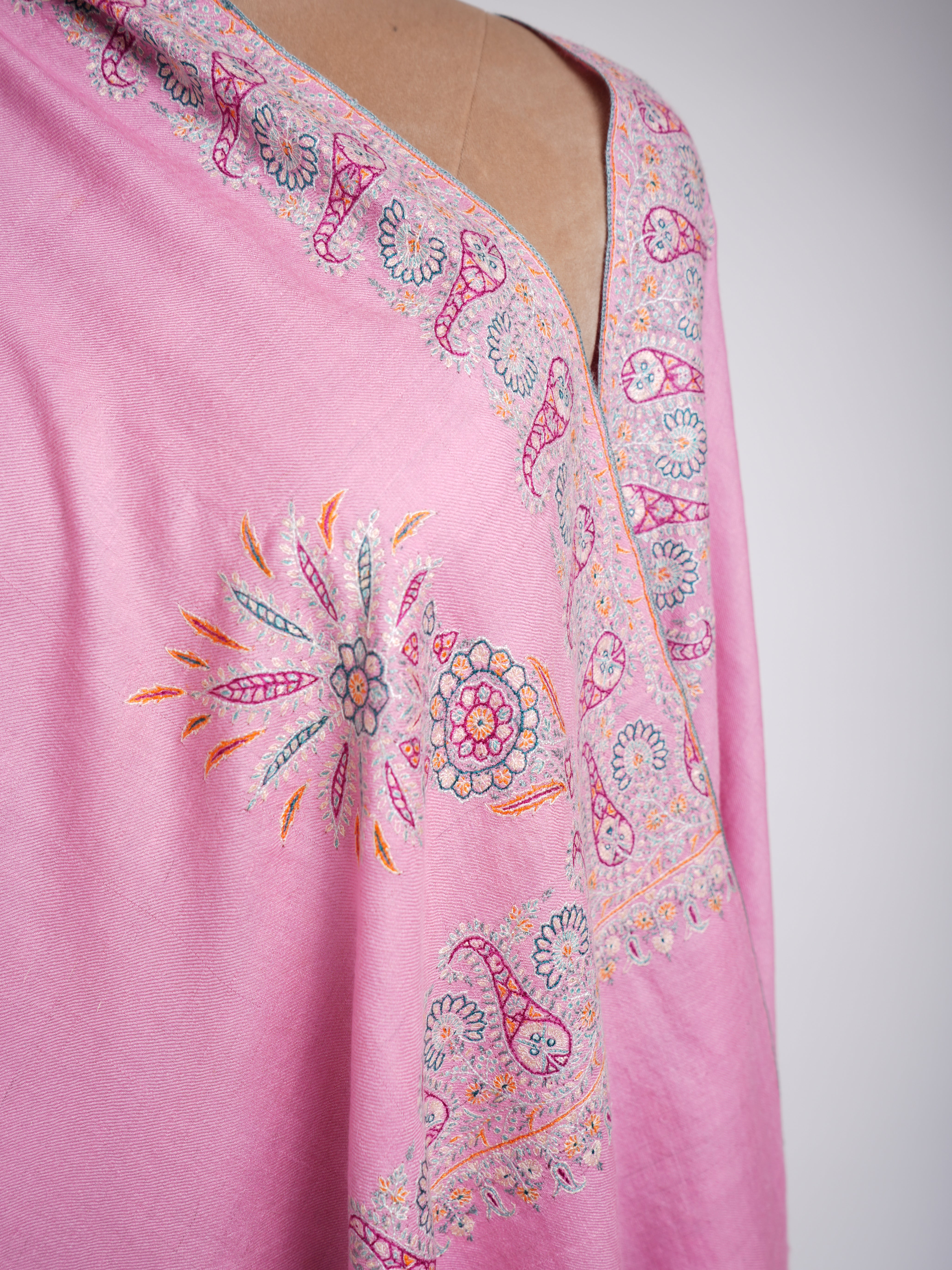 Sozni Daur Dar Pashmina ricamata a mano rosa