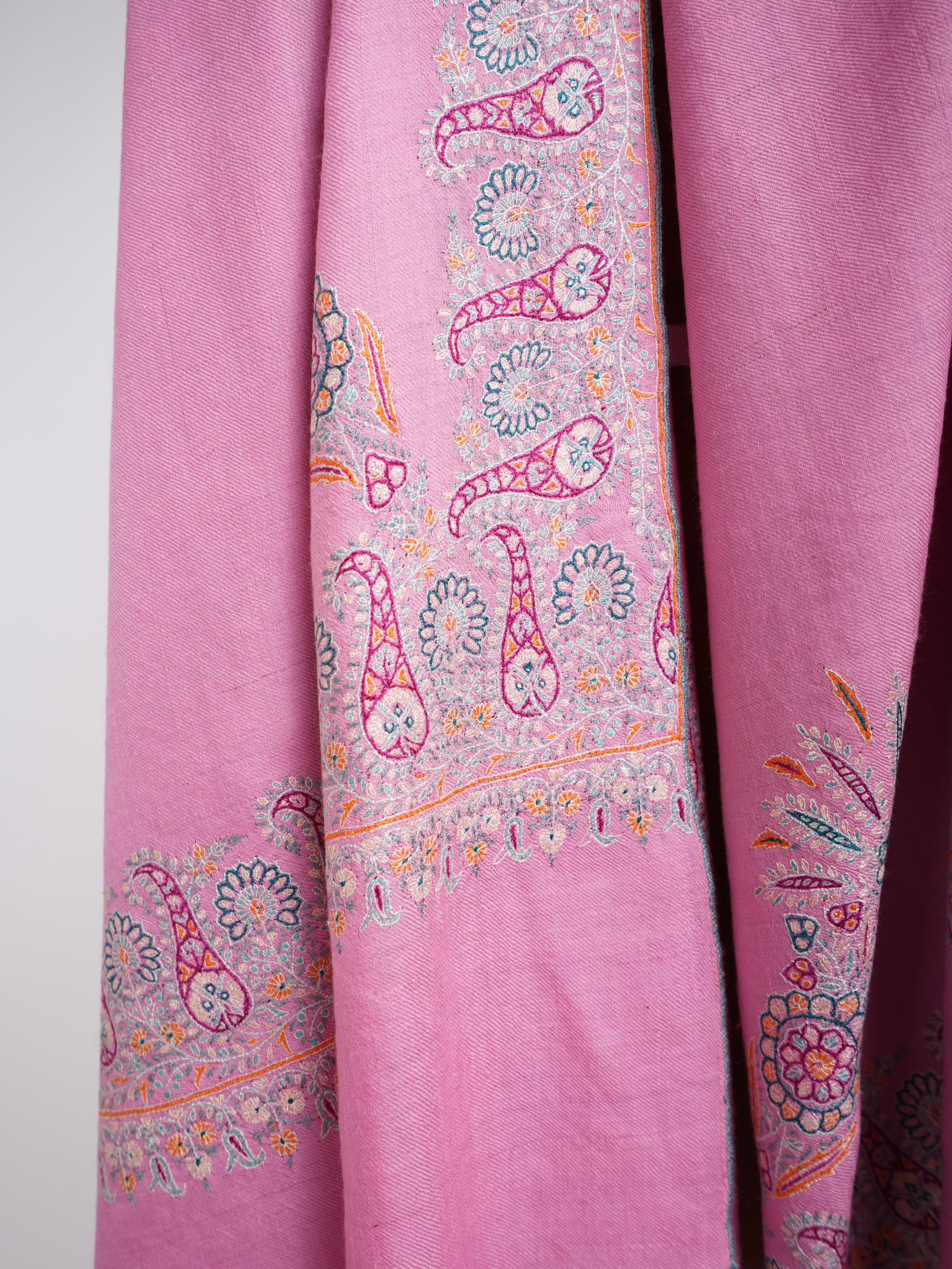 Sozni Daur Dar Pashmina ricamata a mano rosa