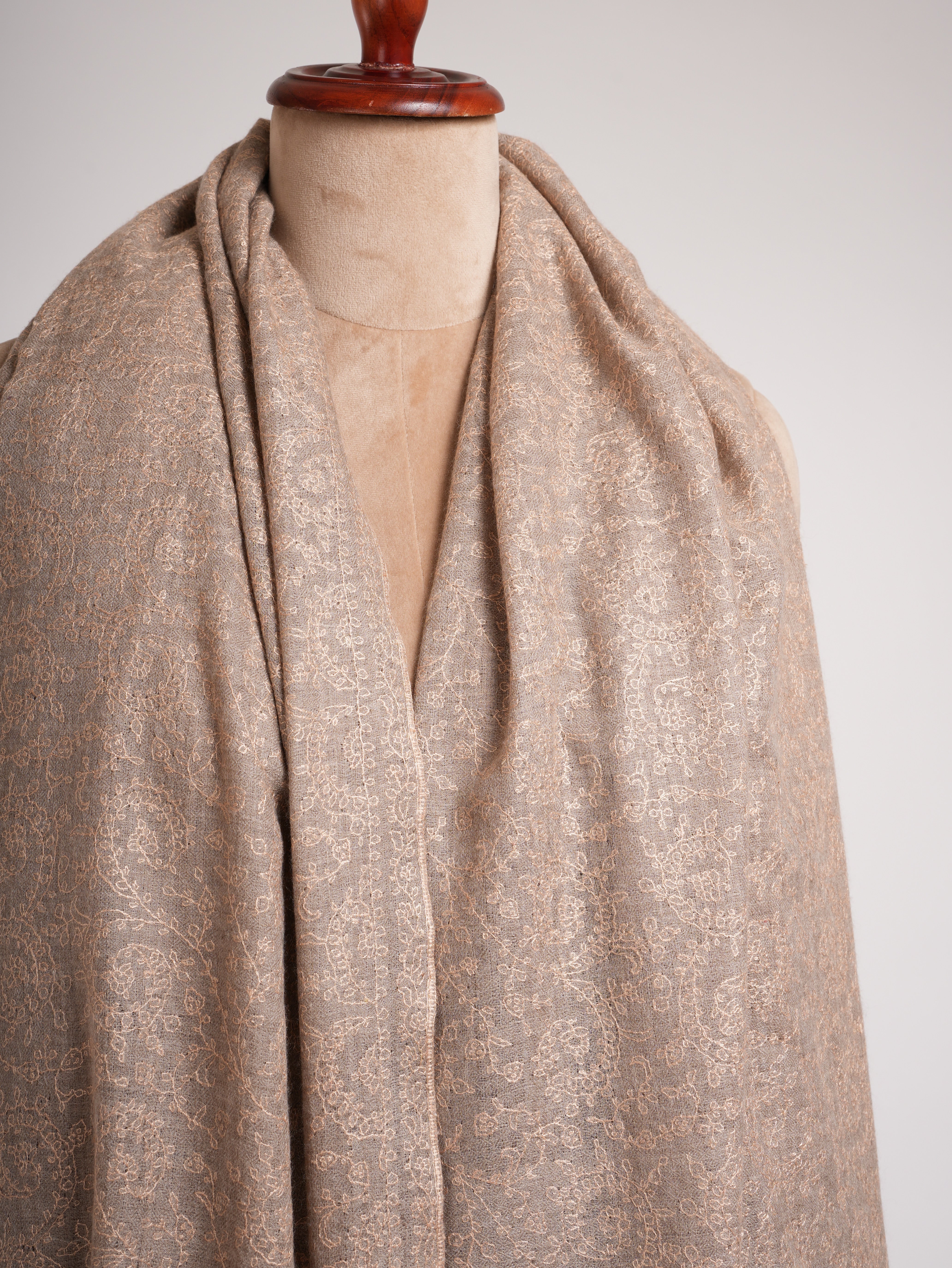 Sperriger, naturgrauer Sozni-bestickter Pashmina-Schal