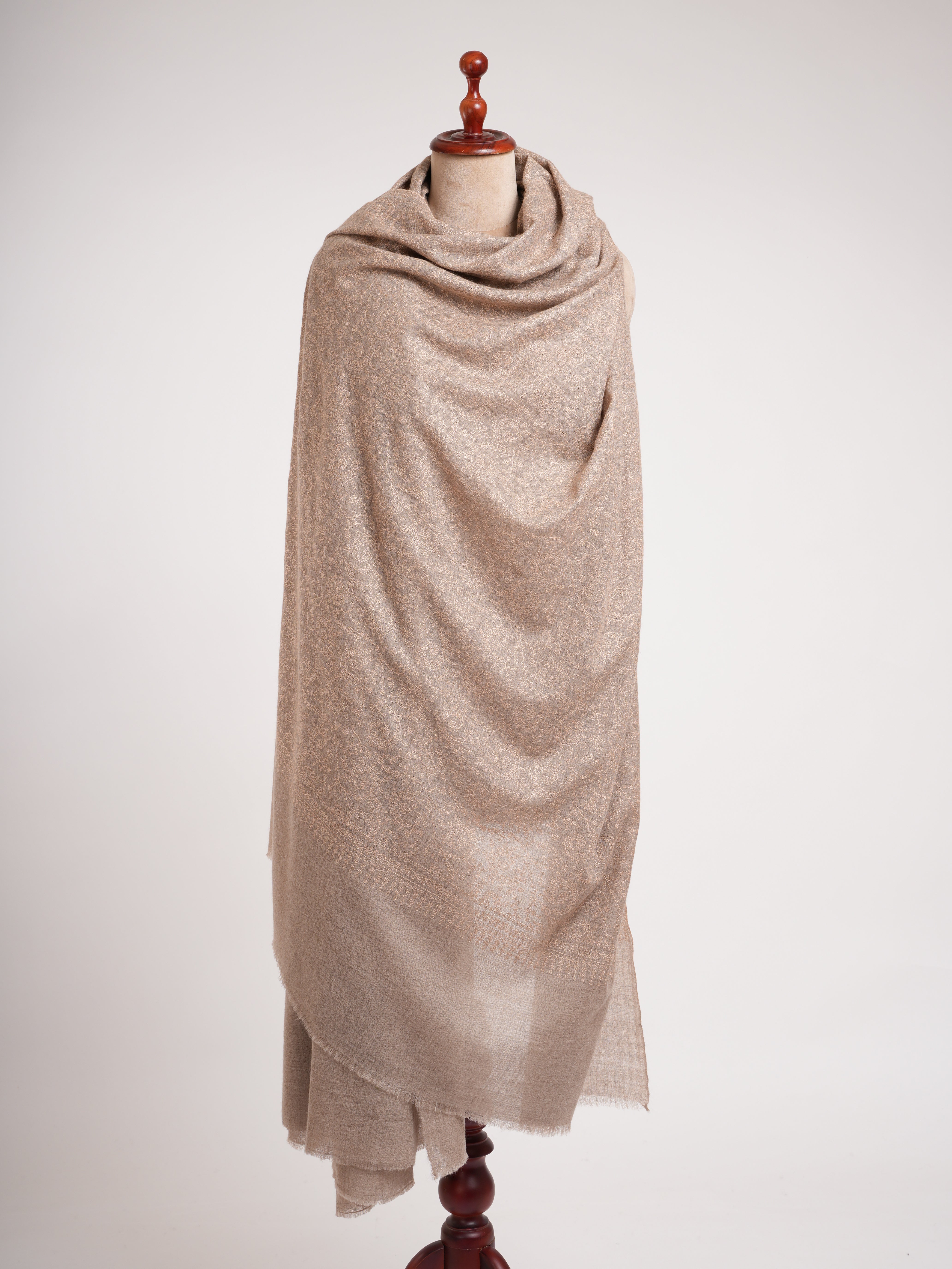 Sperriger, naturgrauer Sozni-bestickter Pashmina-Schal