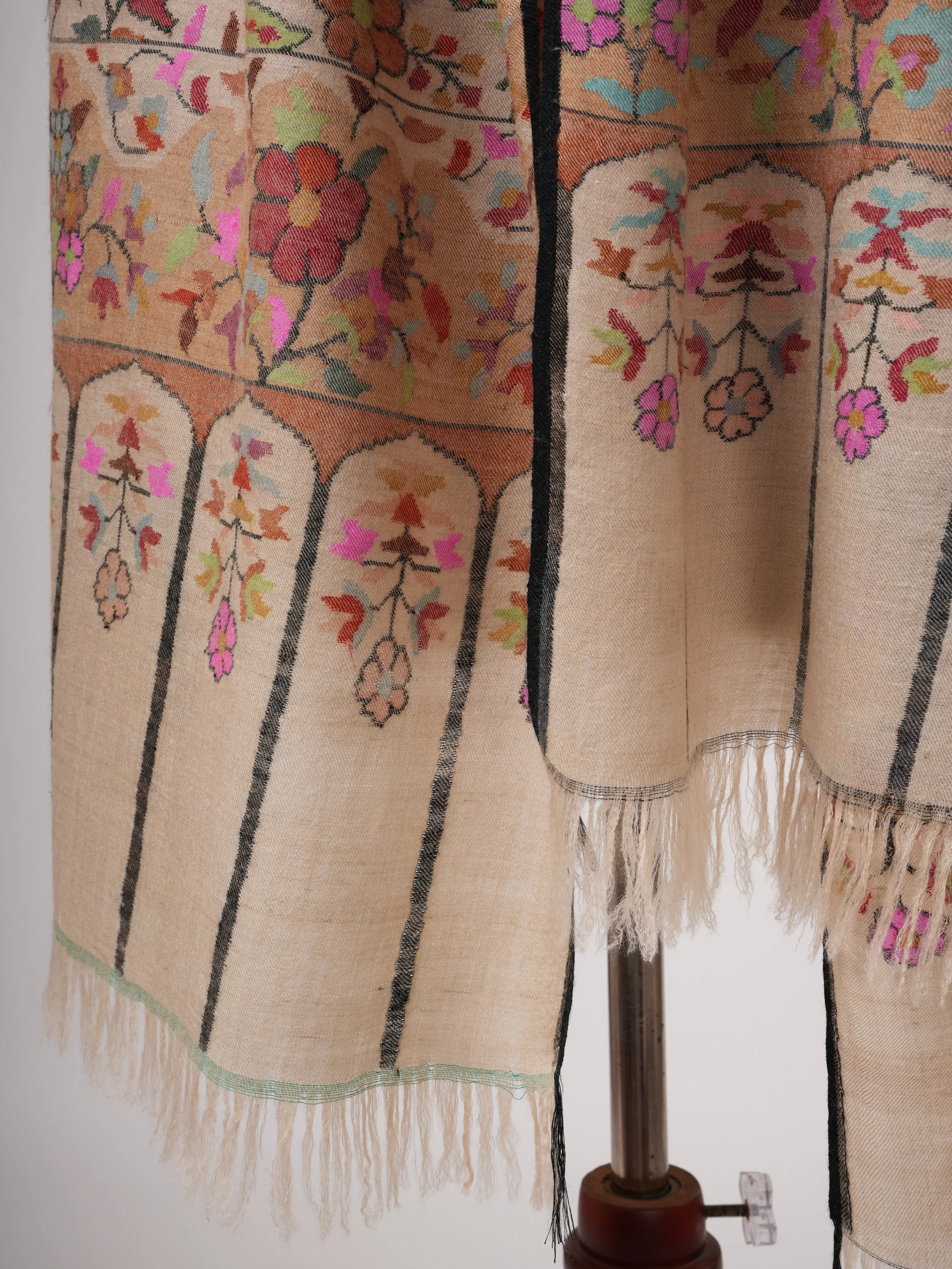 Fine Handwoven Cream Kani Pashmina Shawl with Floral Motifs & Outline Shahkaar