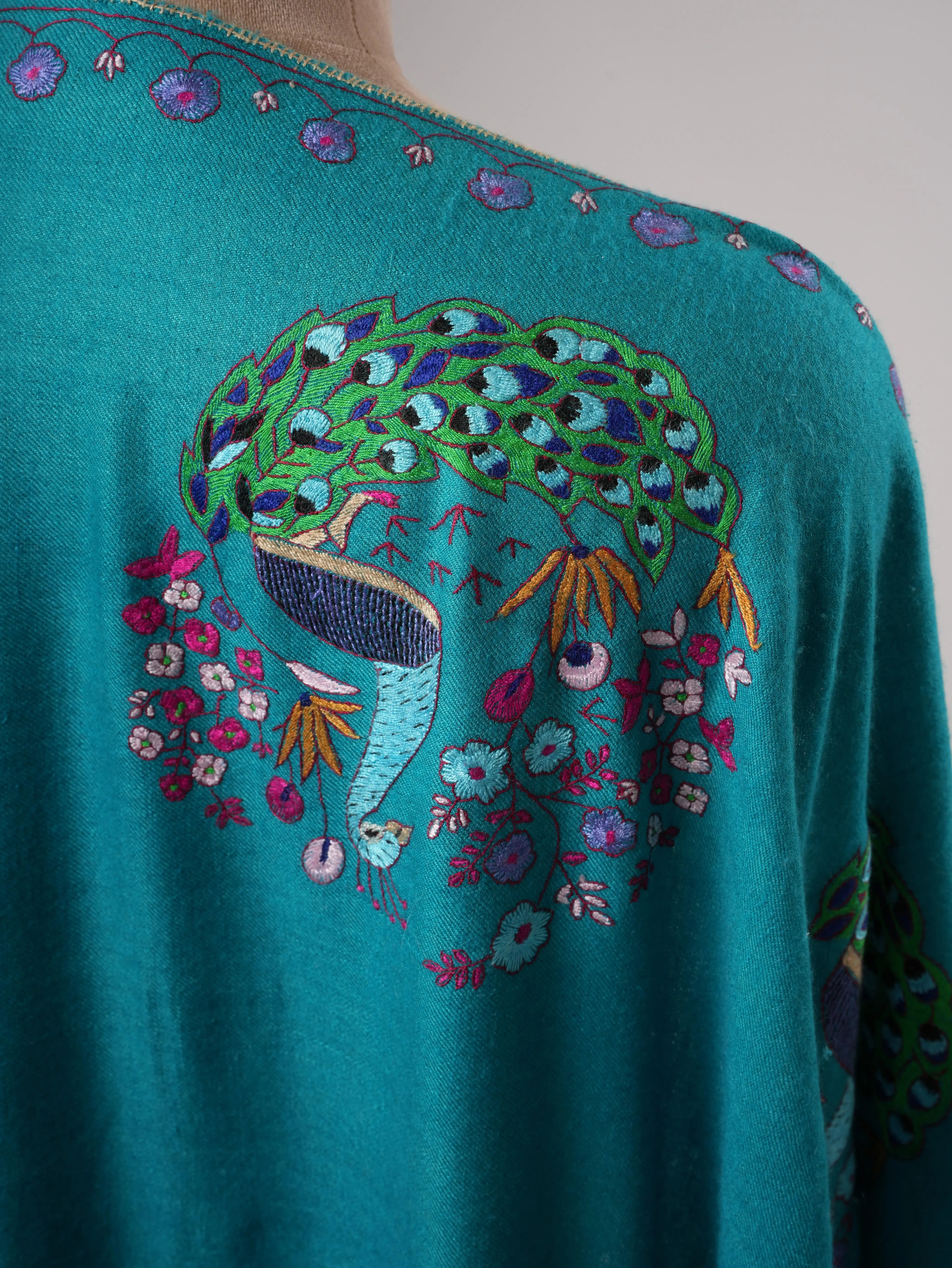 Peacock Embroidered Daur Handwoven Pashmina Shawl Shahkaar