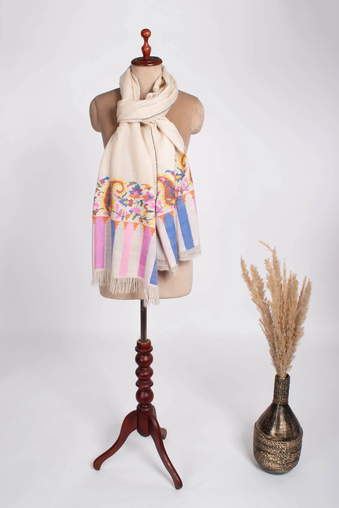 White Paisley Kani Cashmere Scarf - TUSKEGEE Shahkaar