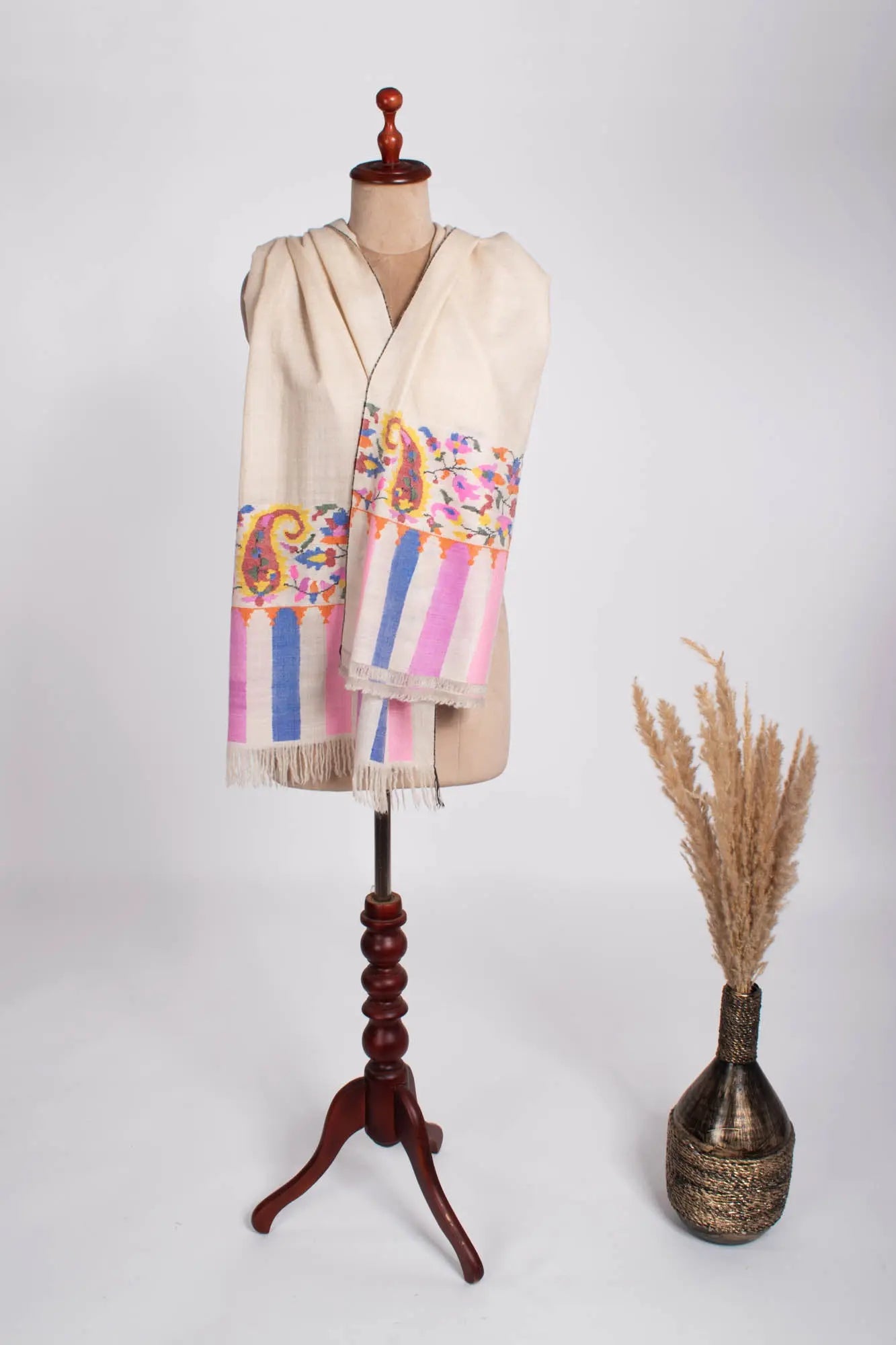 White Paisley Kani Cashmere Scarf - TUSKEGEE Shahkaar