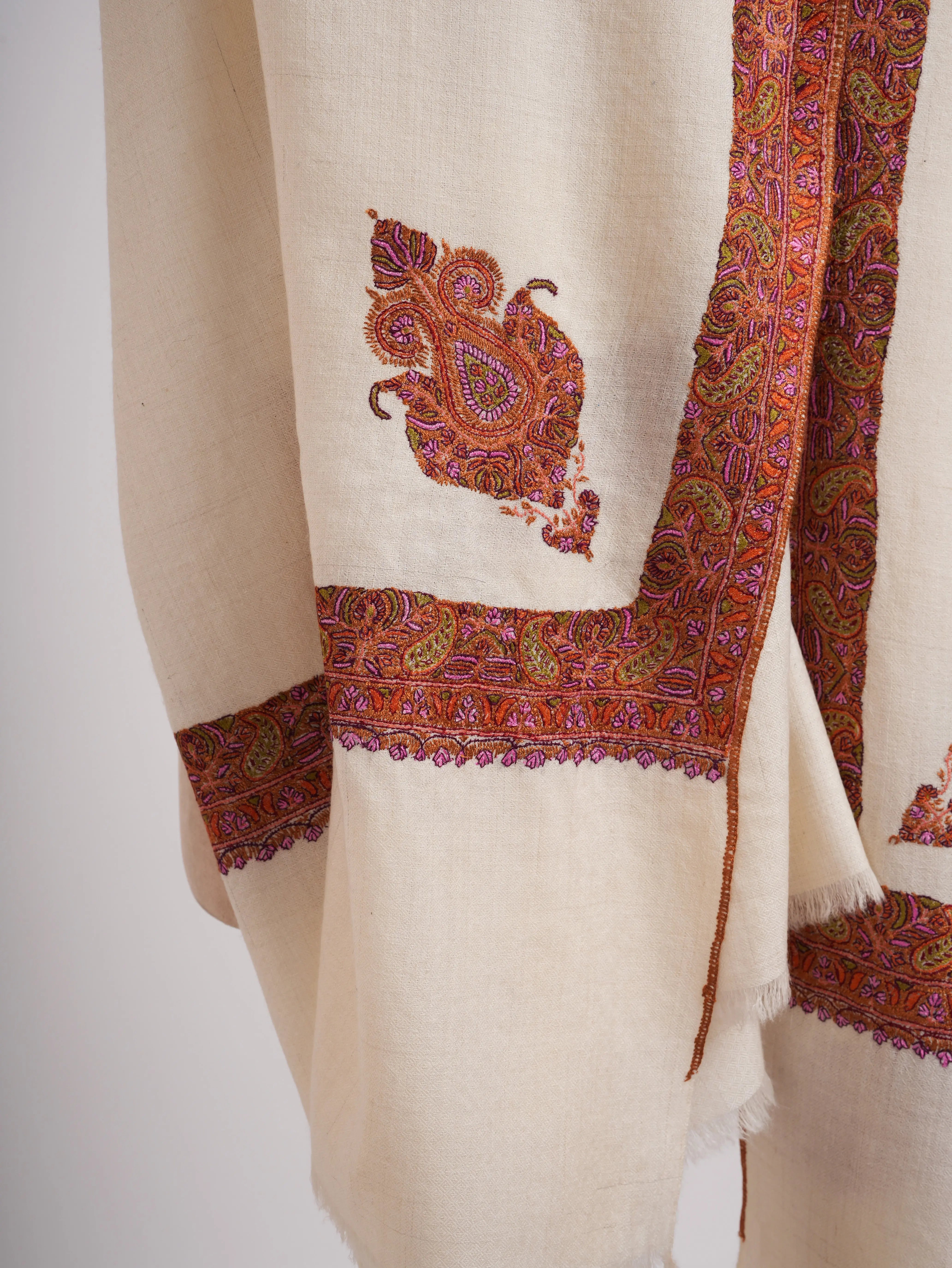 XL White Daur Dar Sozni Embroidered Cashmere Pashmina Shahkaar