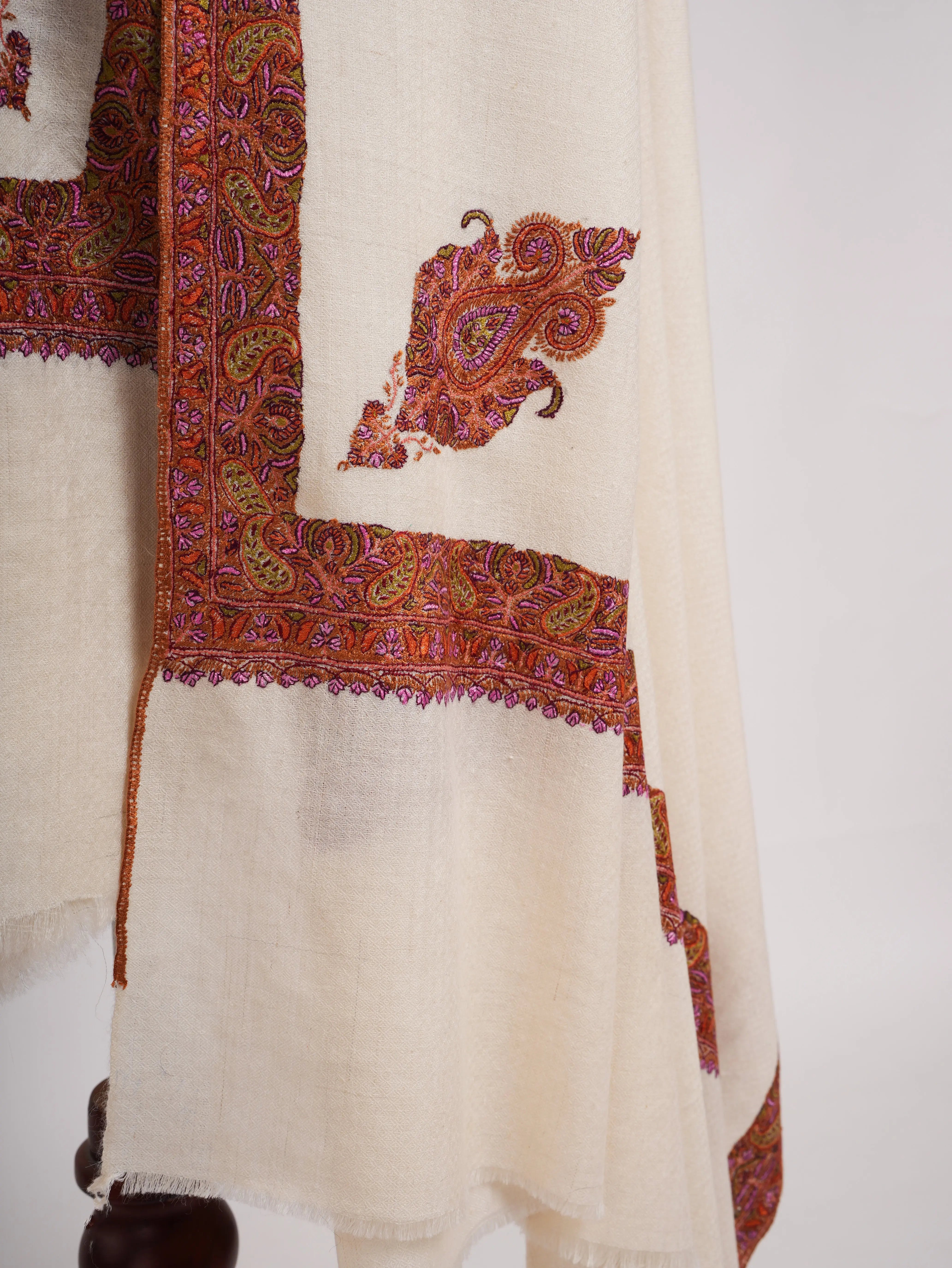 XL White Daur Dar Sozni Embroidered Cashmere Pashmina Shahkaar