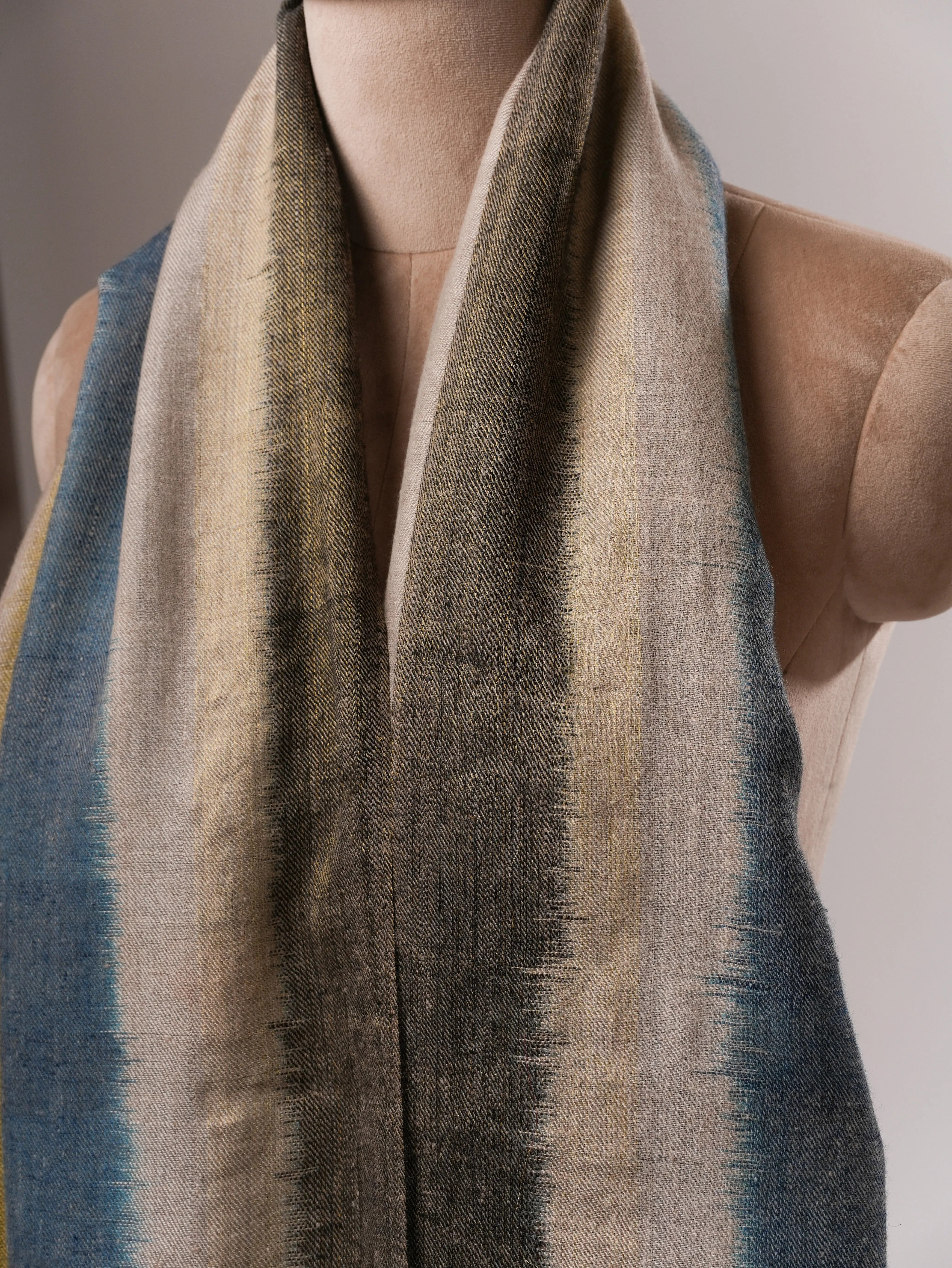 Zeitgenössischer Ikat-Pashmina-Schal mit Zari-Enden