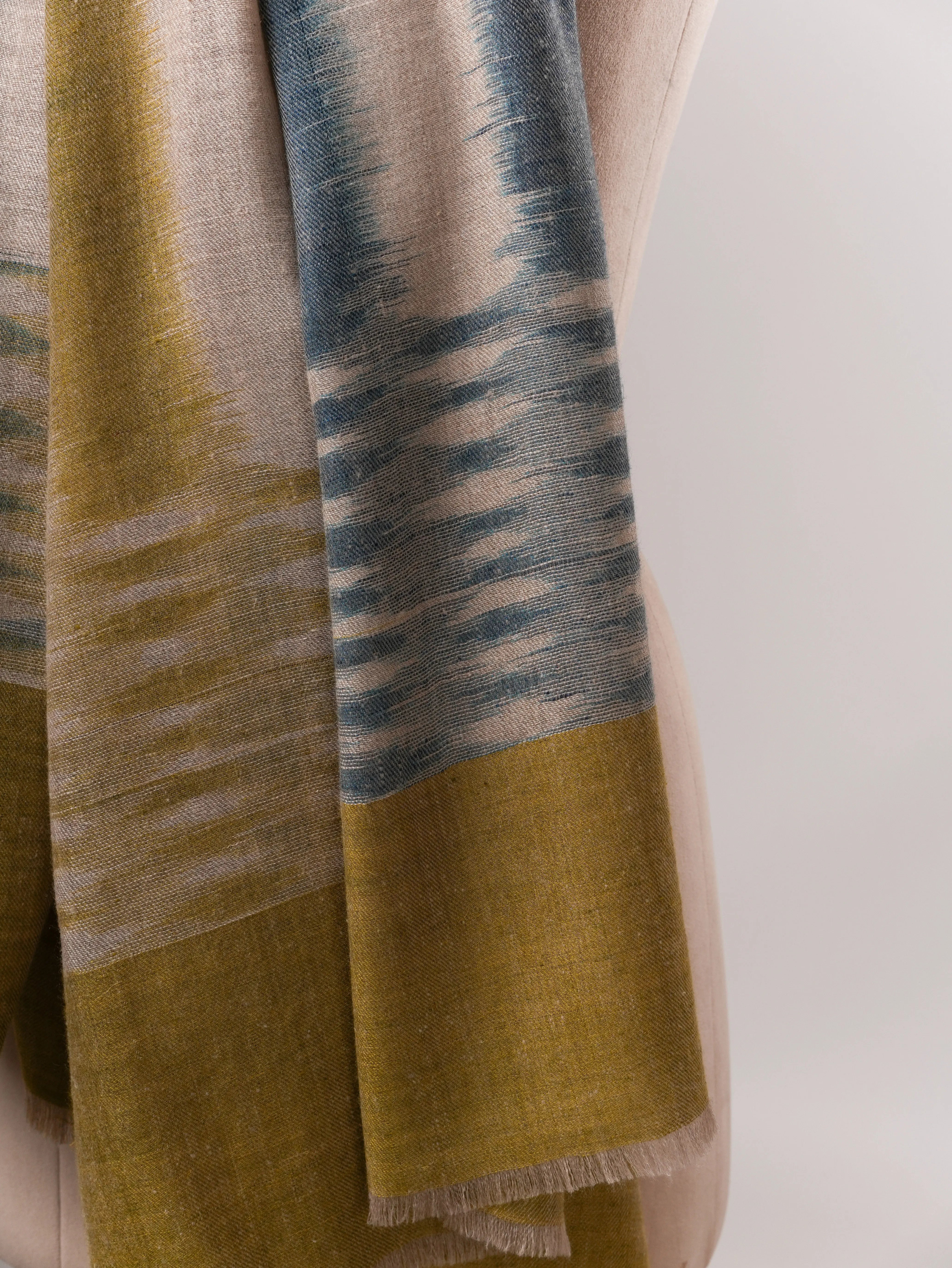 Handgewebter Ikat-Pashmina-Schal mit metallischen Zari-Enden