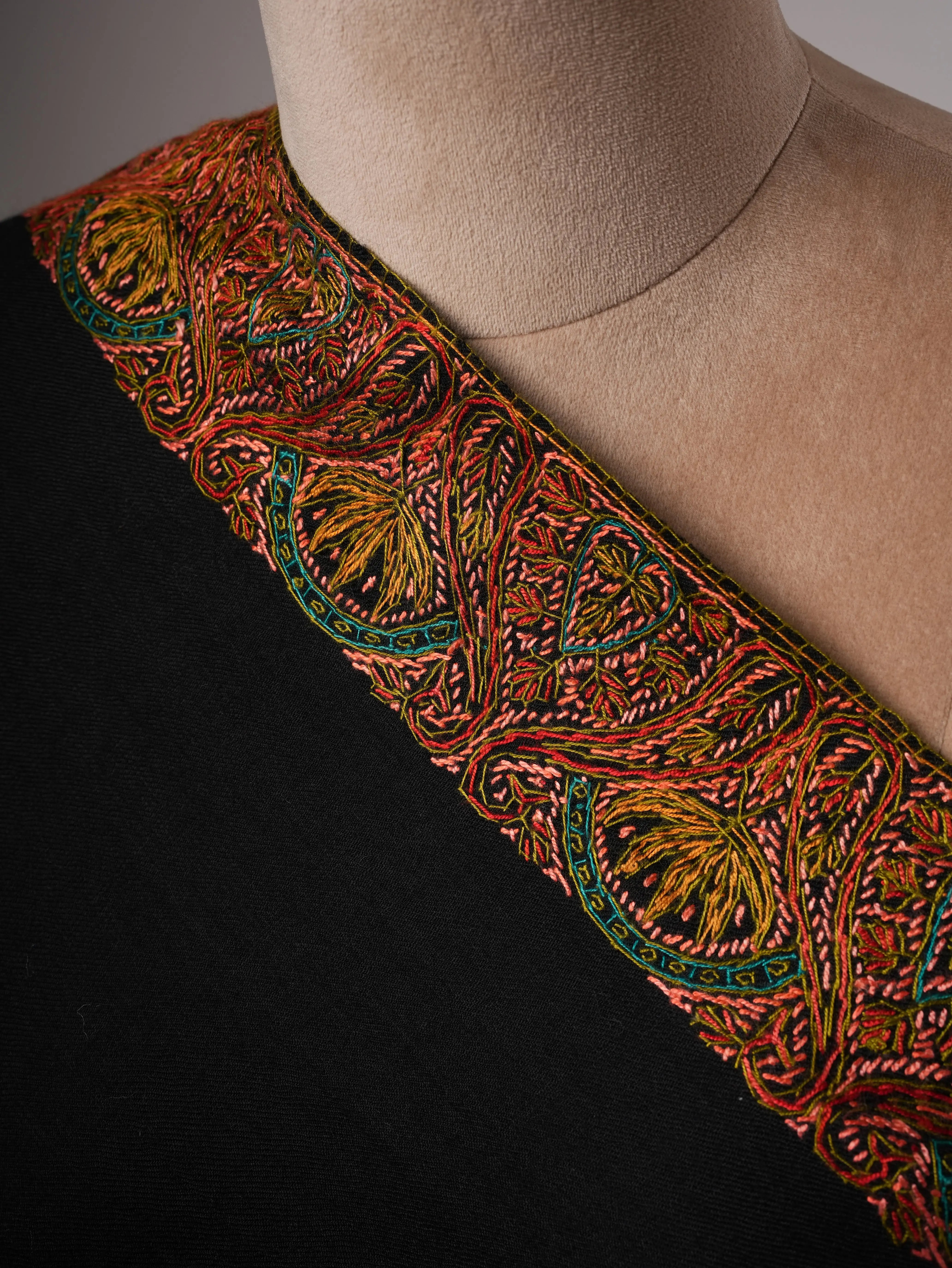 Classic Black Daurdar Fine Wool Shawl with Soft Finish Shahkaar