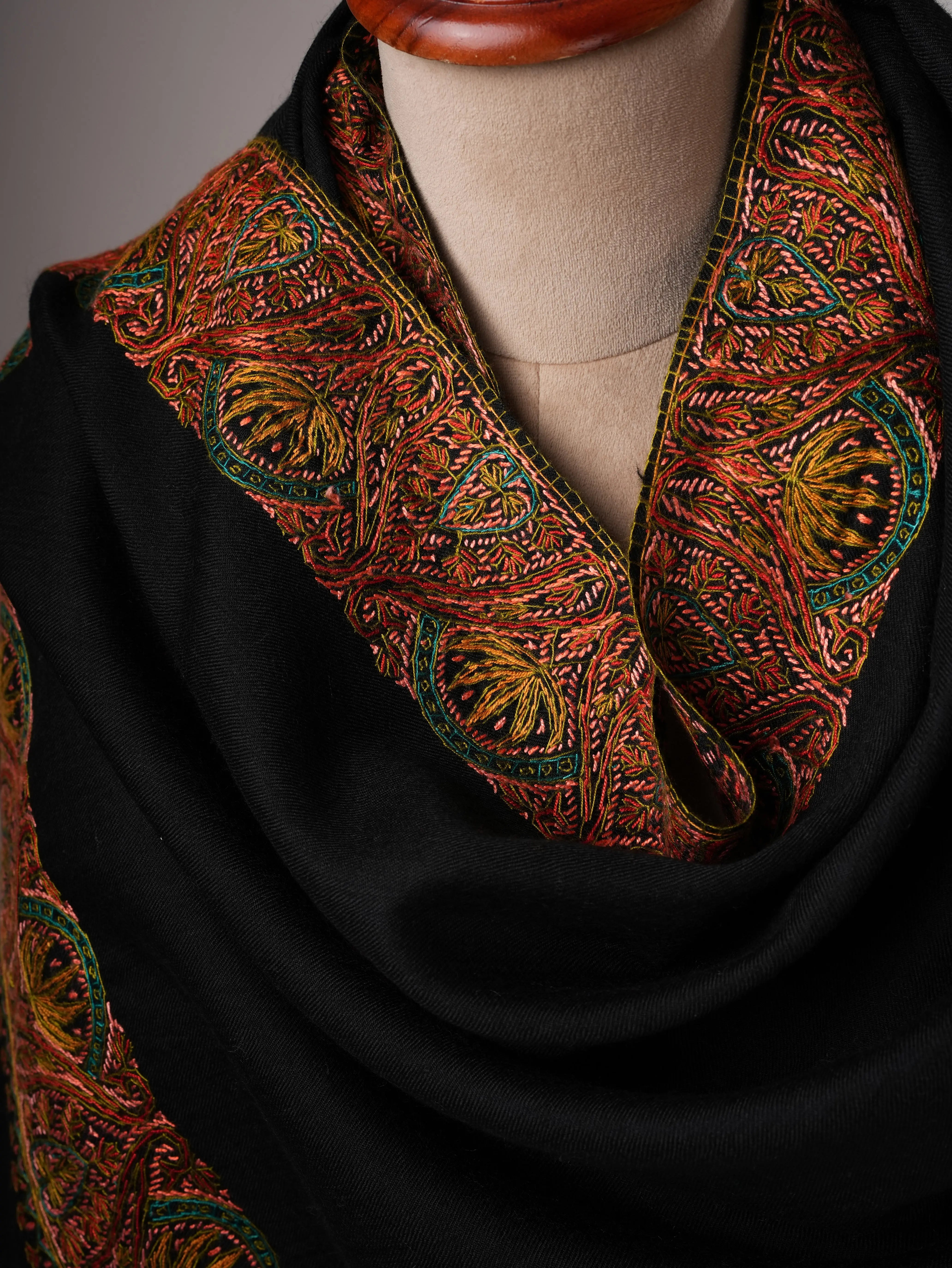 Classic Black Daurdar Fine Wool Shawl with Soft Finish Shahkaar