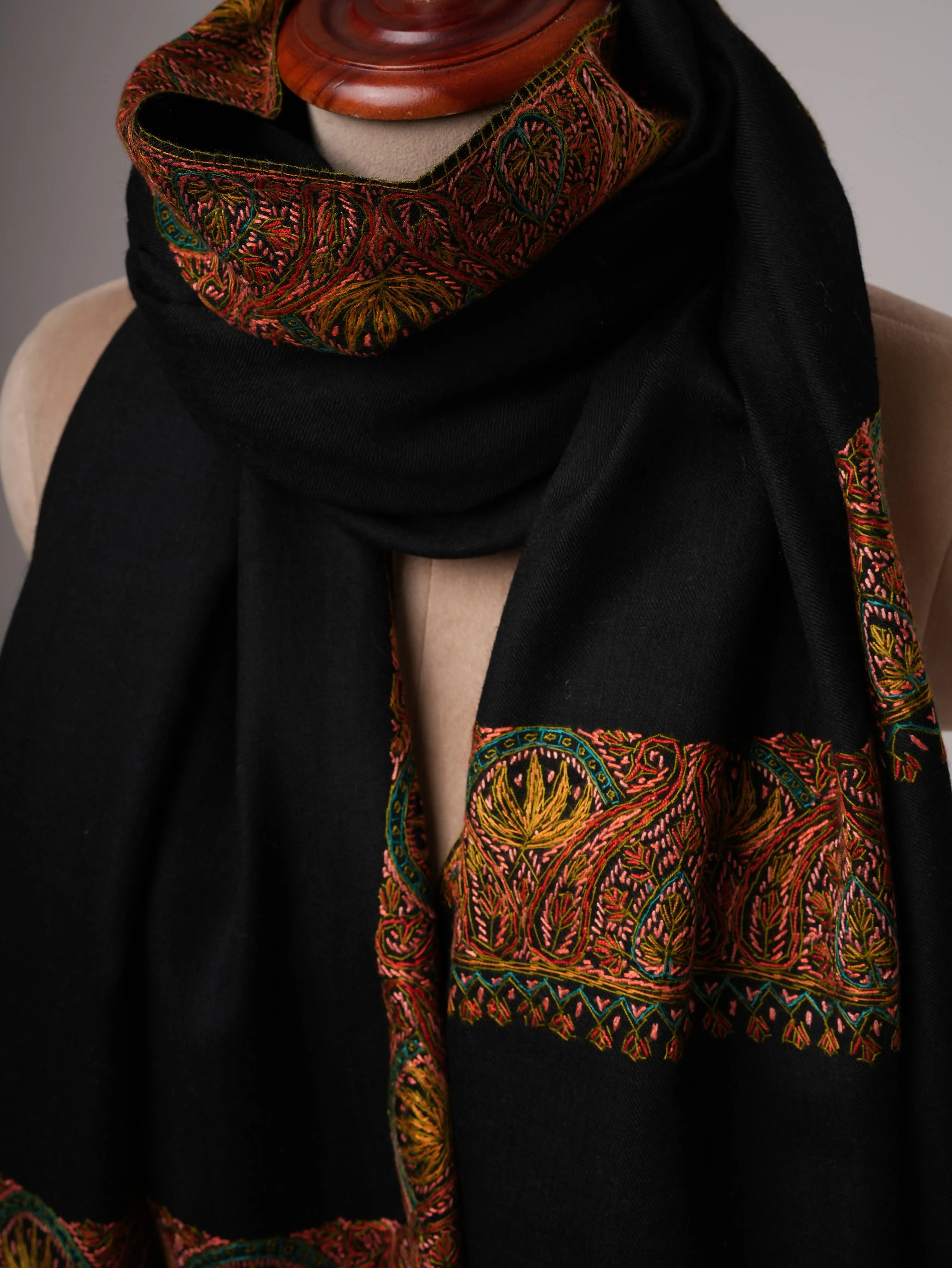 Classic Black Daurdar Fine Wool Shawl with Soft Finish Shahkaar