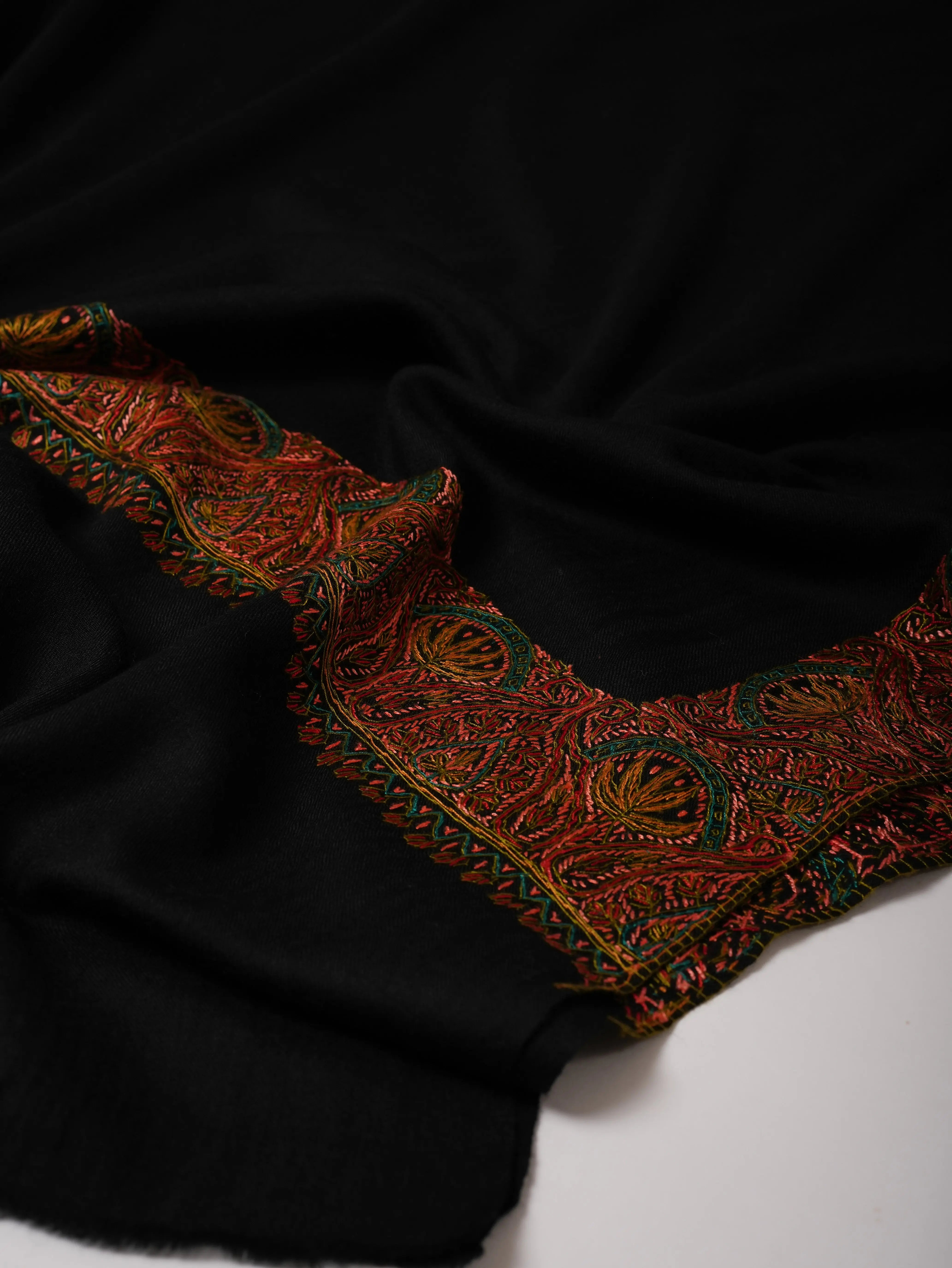 Classic Black Daurdar Fine Wool Shawl with Soft Finish Shahkaar