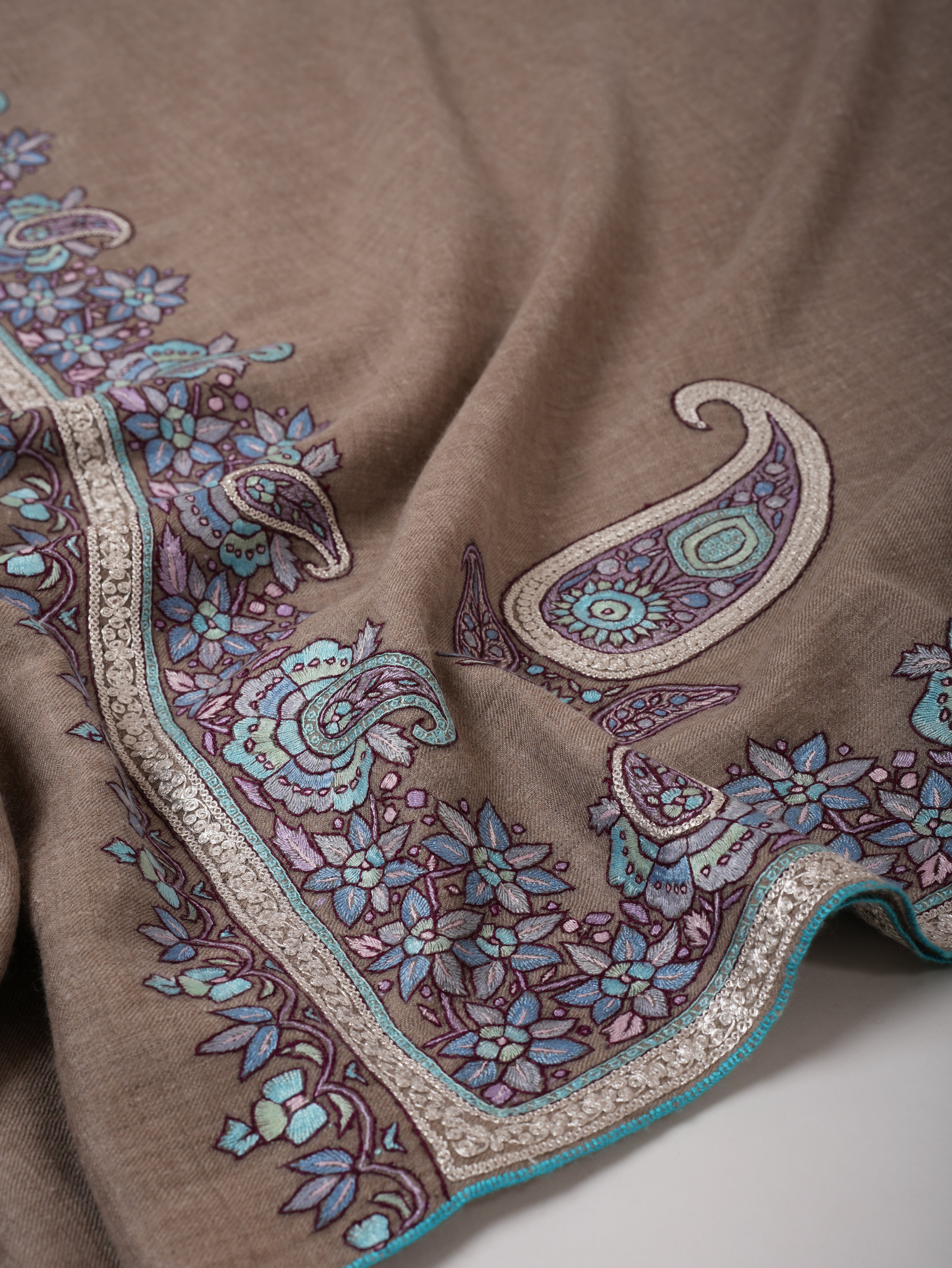 Scialle di pashmina grigio naturale con cartapesta e ricamo TILA d'argento