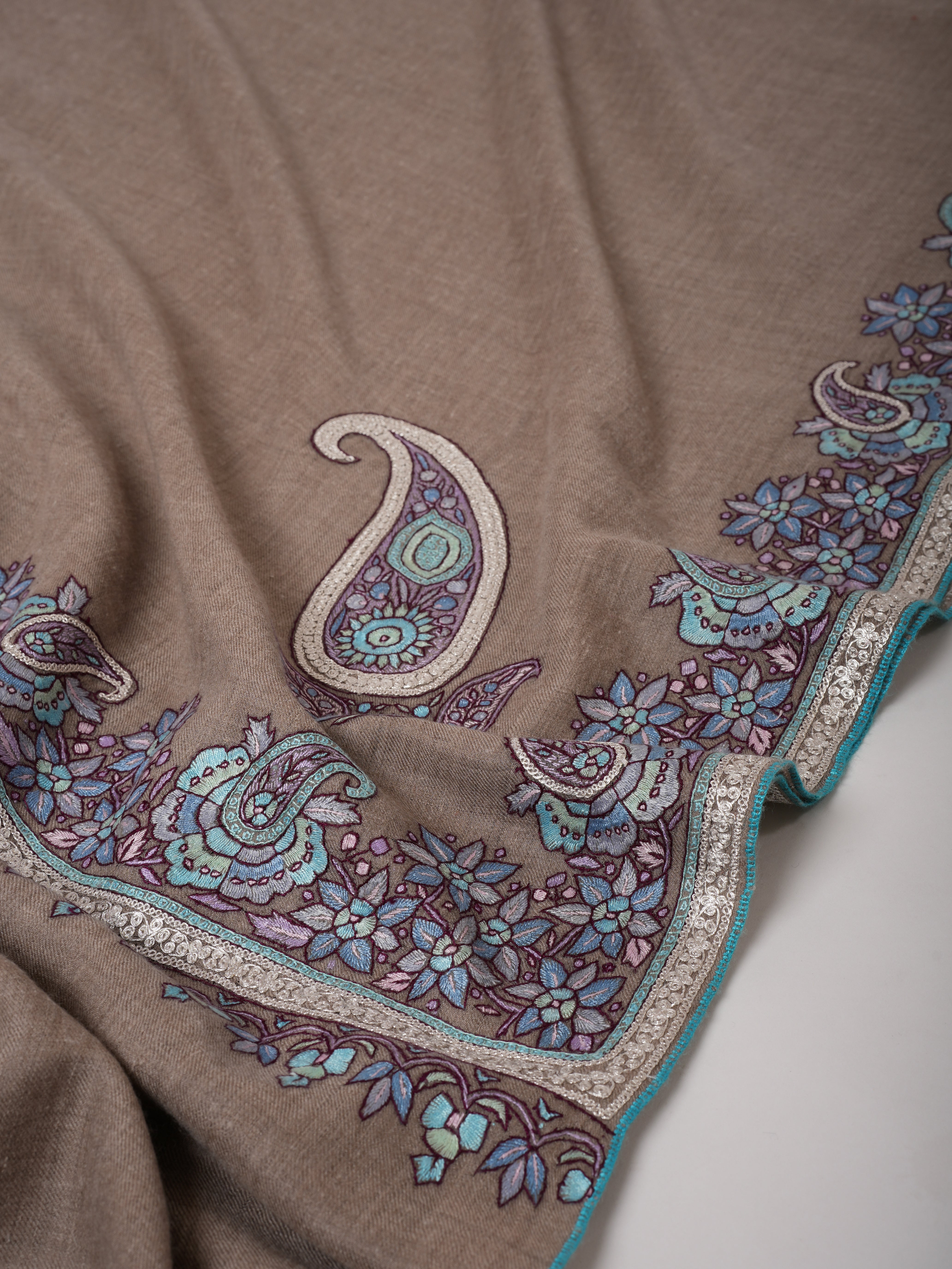 Scialle di pashmina grigio naturale con cartapesta e ricamo TILA d'argento