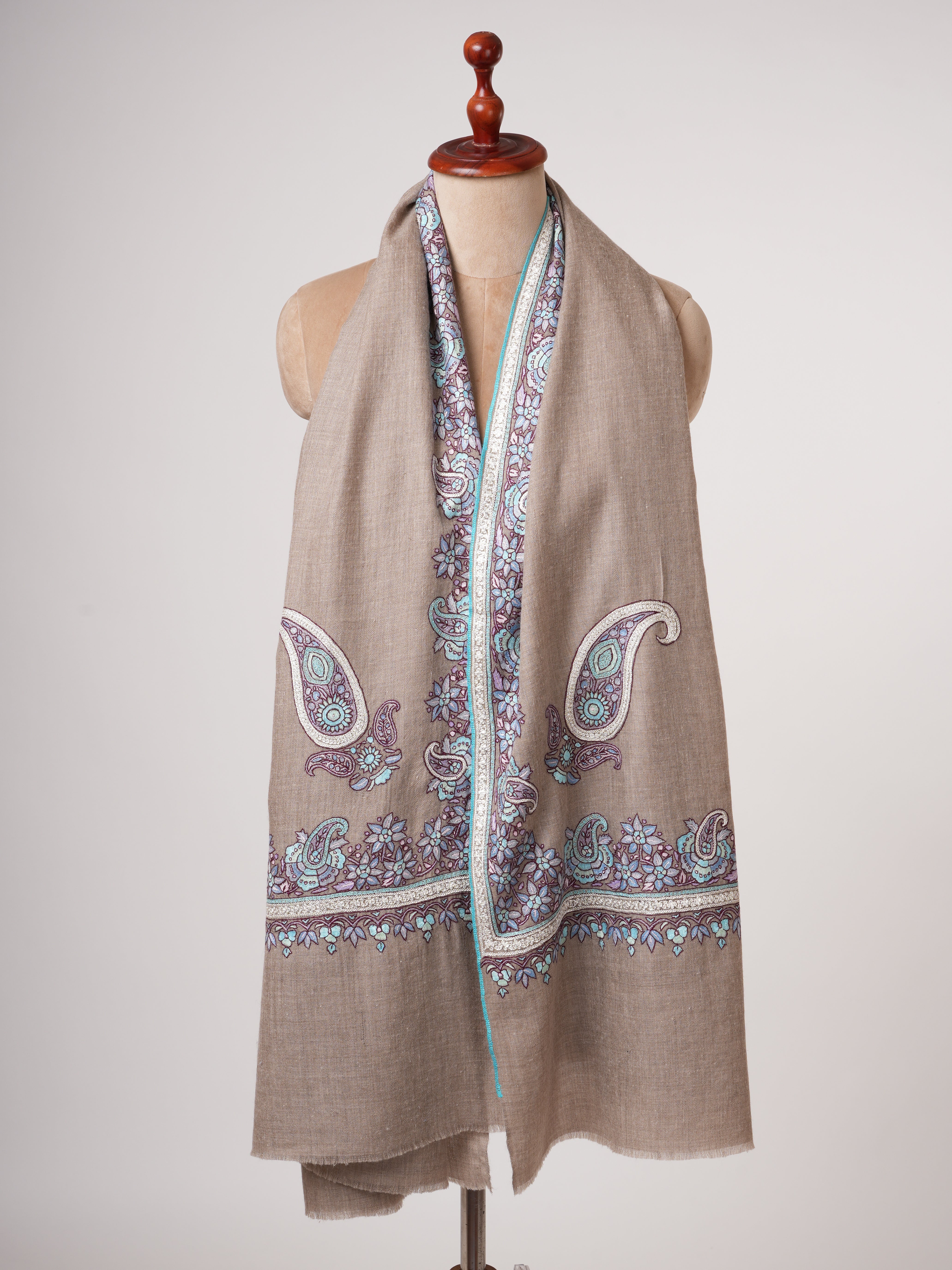 Scialle di pashmina grigio naturale con cartapesta e ricamo TILA d'argento
