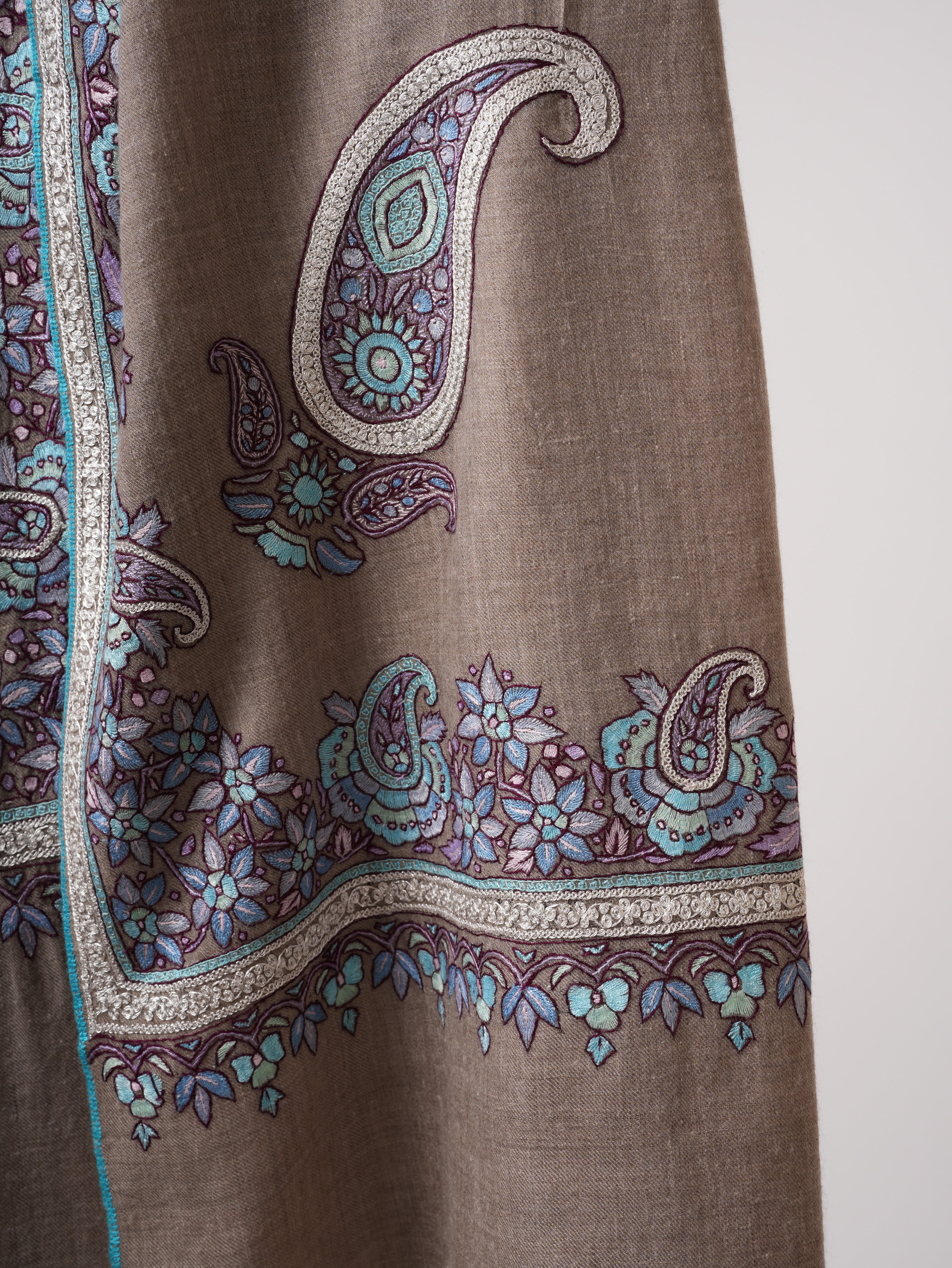 Scialle di pashmina grigio naturale con cartapesta e ricamo TILA d'argento