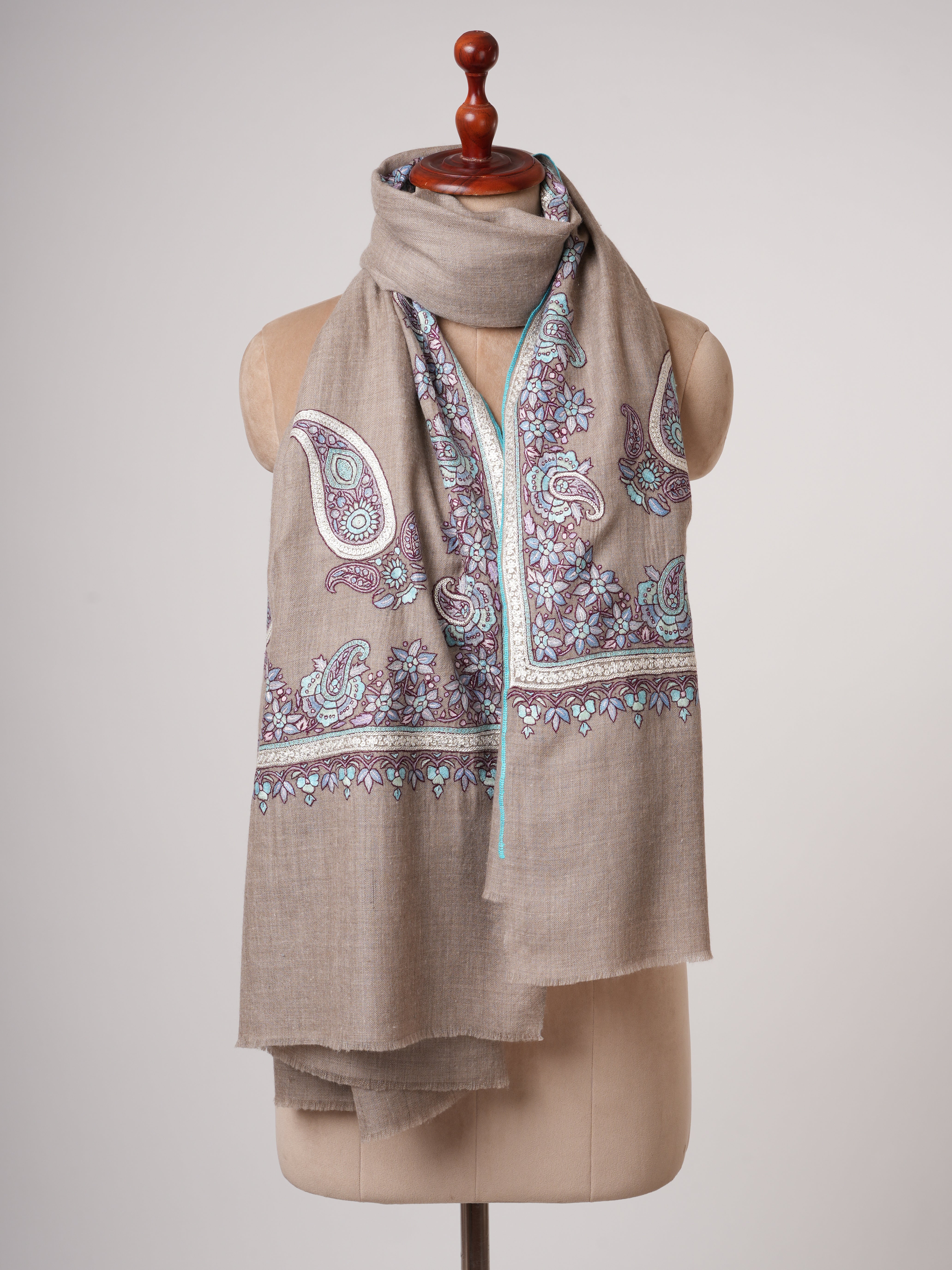 Scialle di pashmina grigio naturale con cartapesta e ricamo TILA d'argento