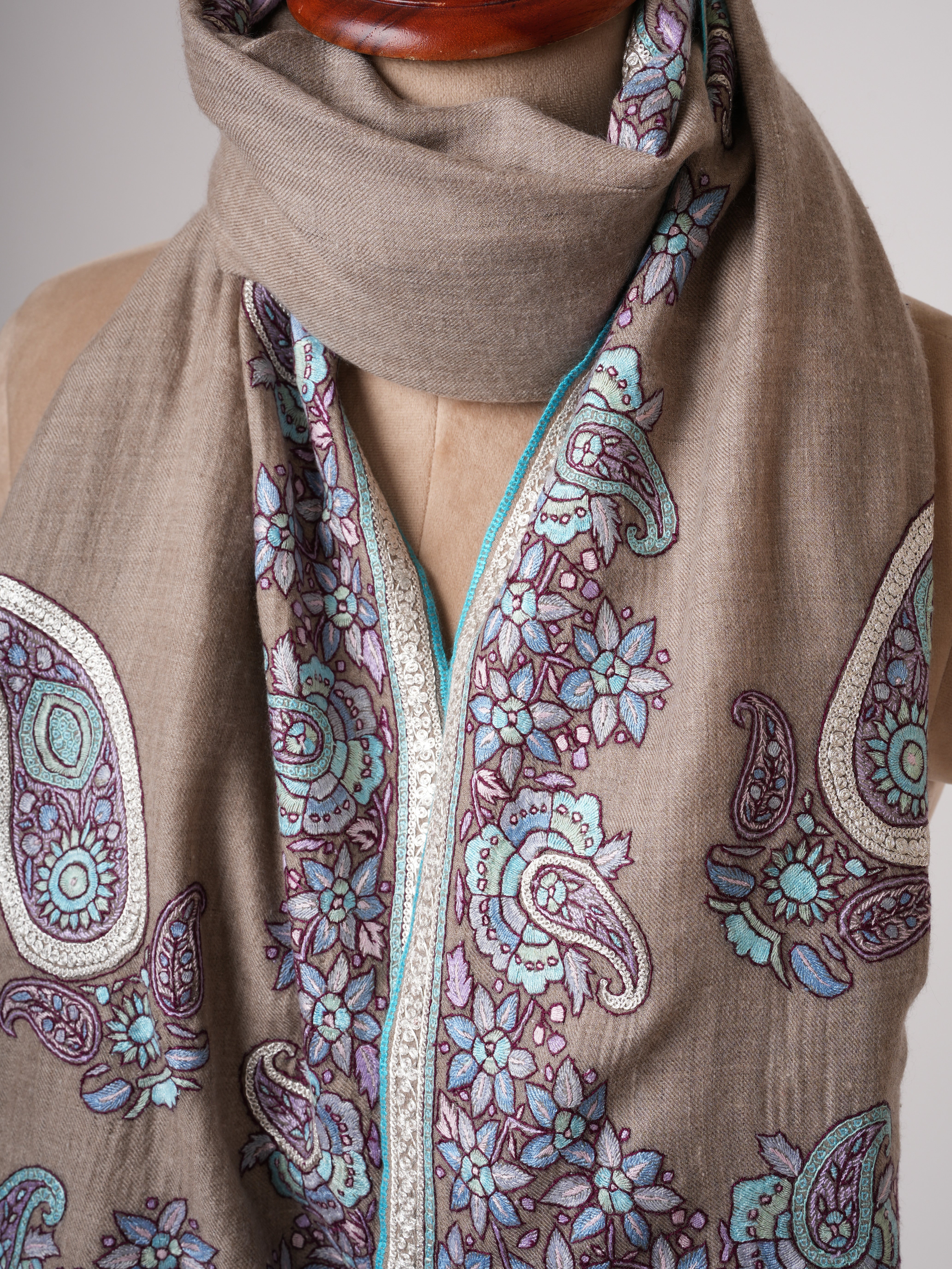Scialle di pashmina grigio naturale con cartapesta e ricamo TILA d'argento