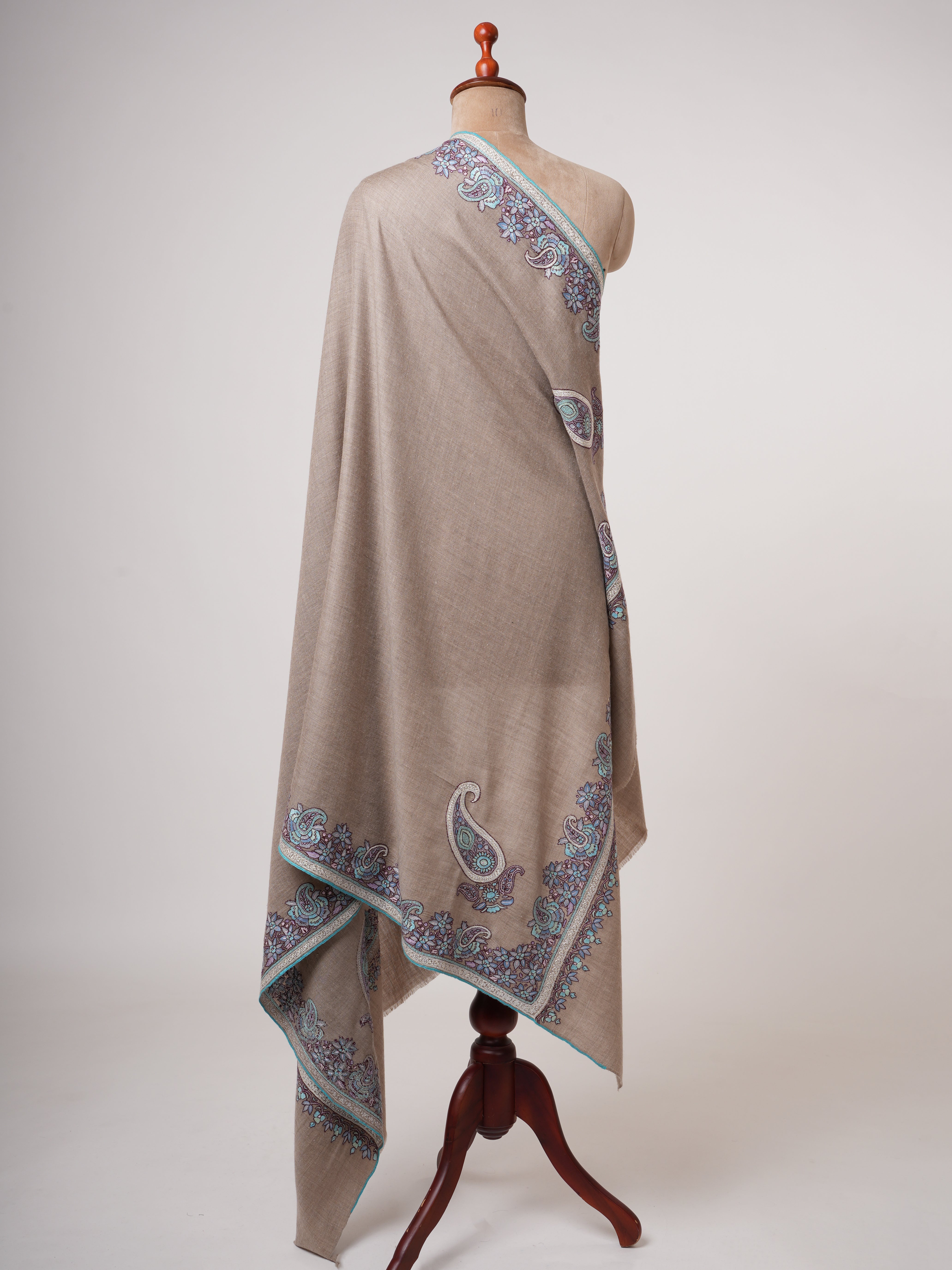 Scialle di pashmina grigio naturale con cartapesta e ricamo TILA d'argento