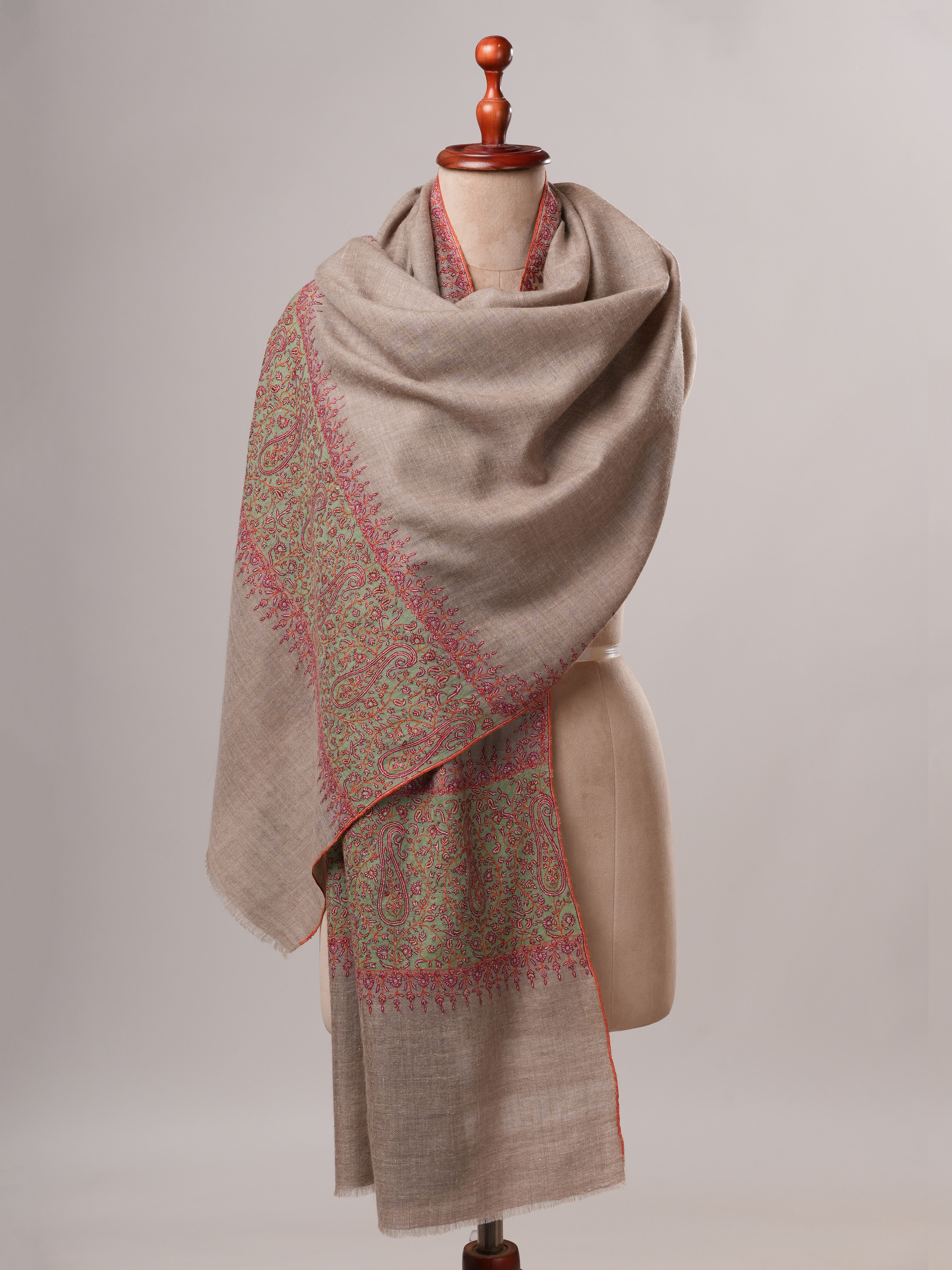 Luxurious Natural Grey Cashmere Wrap with Contrast Palla Detailing Shahkaar