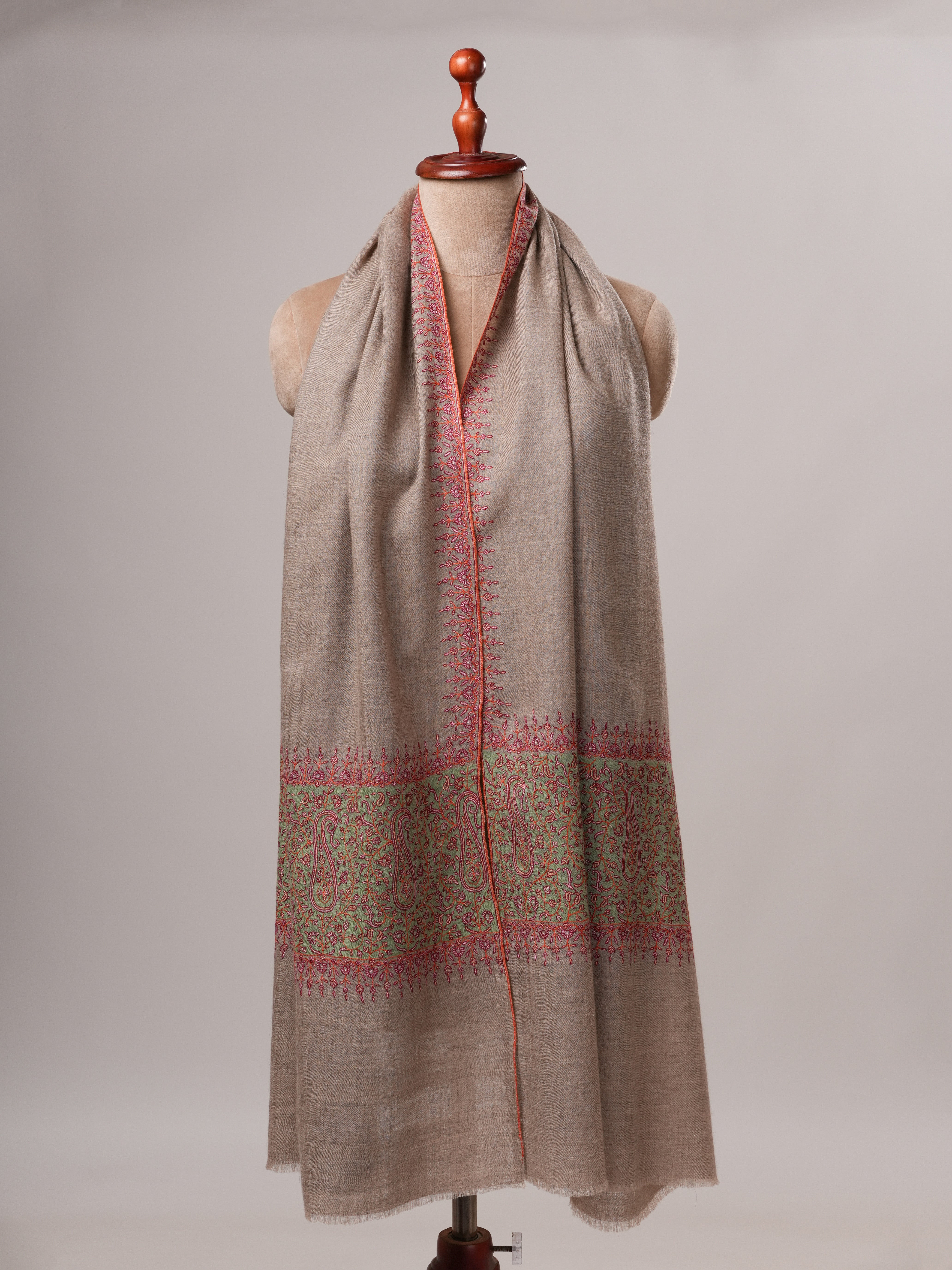 Luxurious Natural Grey Cashmere Wrap with Contrast Palla Detailing Shahkaar
