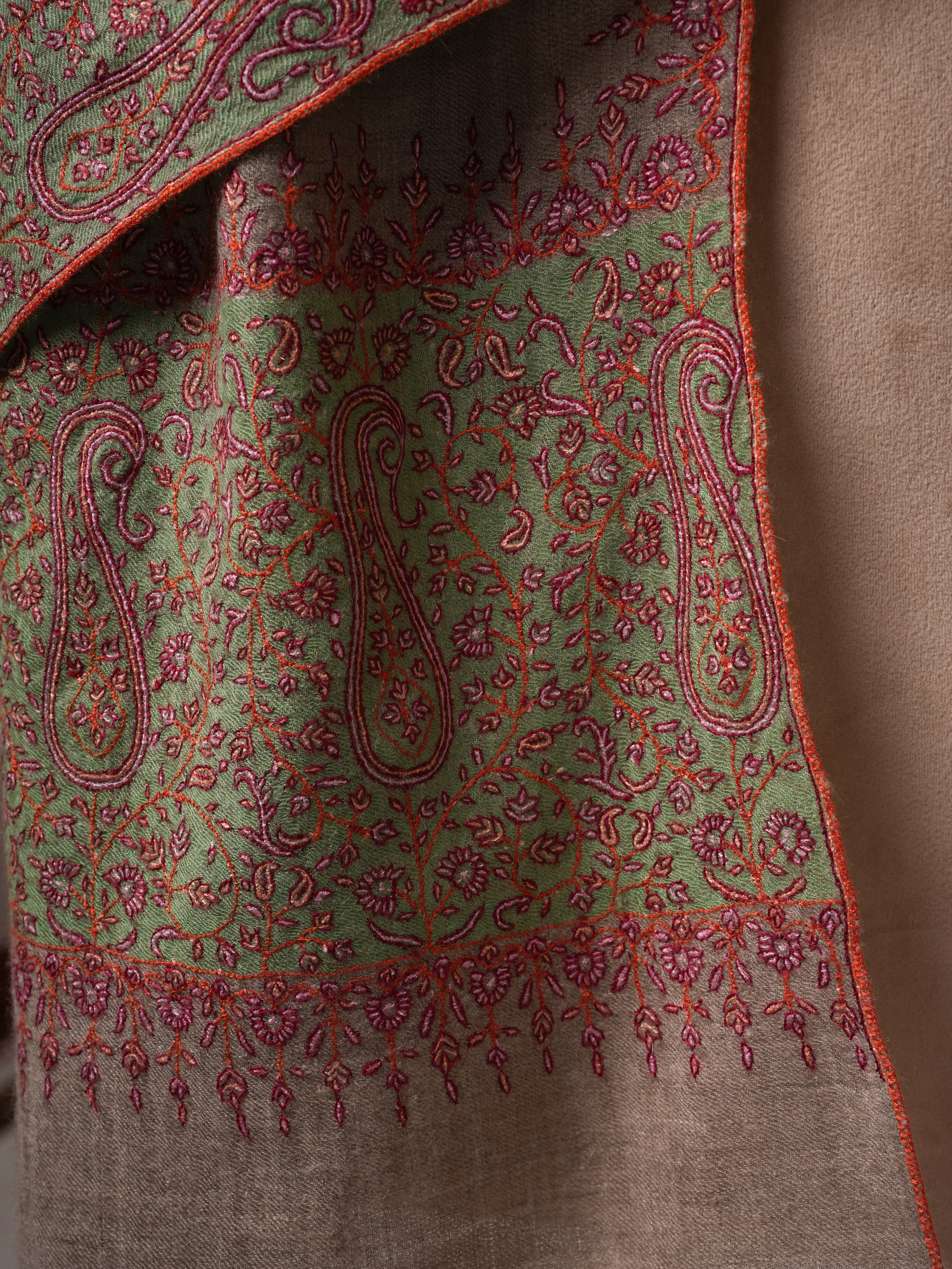 Luxurious Natural Grey Cashmere Wrap with Contrast Palla Detailing Shahkaar