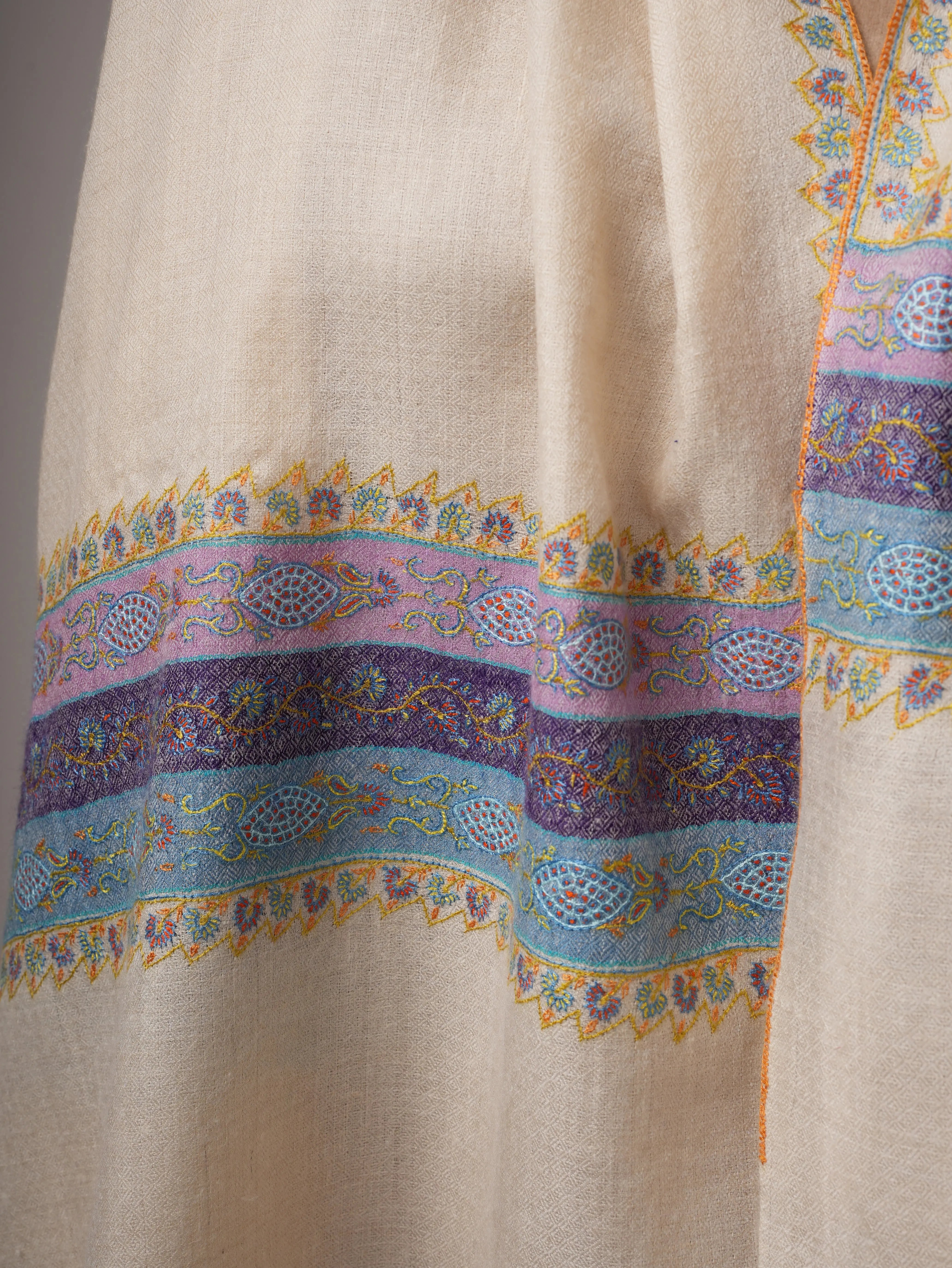 Ivory Pashmina Shawl – Handwoven with Sozni Embroidery Shahkaar