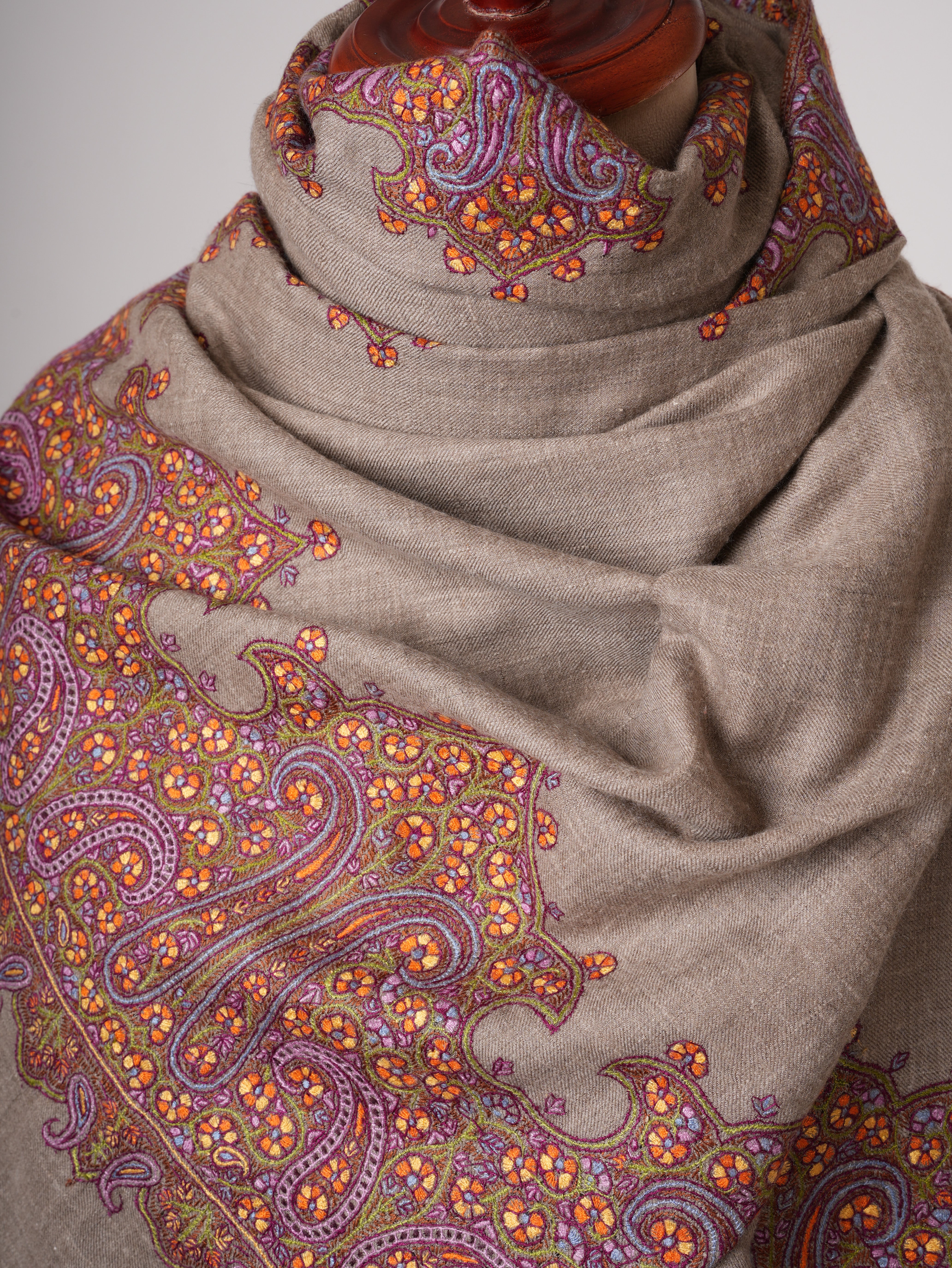 Classic Kalandaur Pure Pashmina Shawl with Fine Sozni Embroidery – Handcrafted Heritage