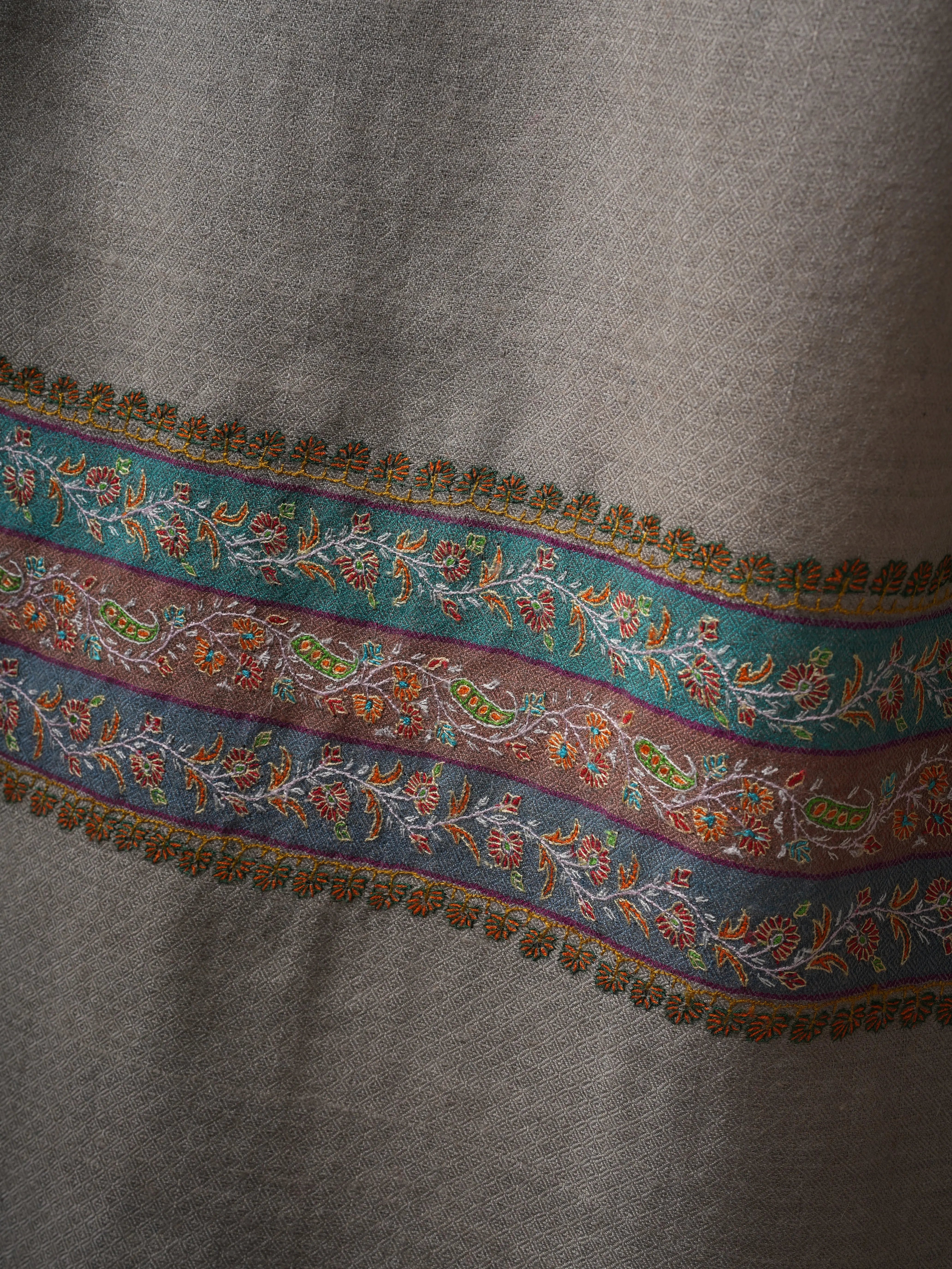 Grey Indian Pashmina Shawl – Hand-Embroidered Palla Sozni Design Shahkaar