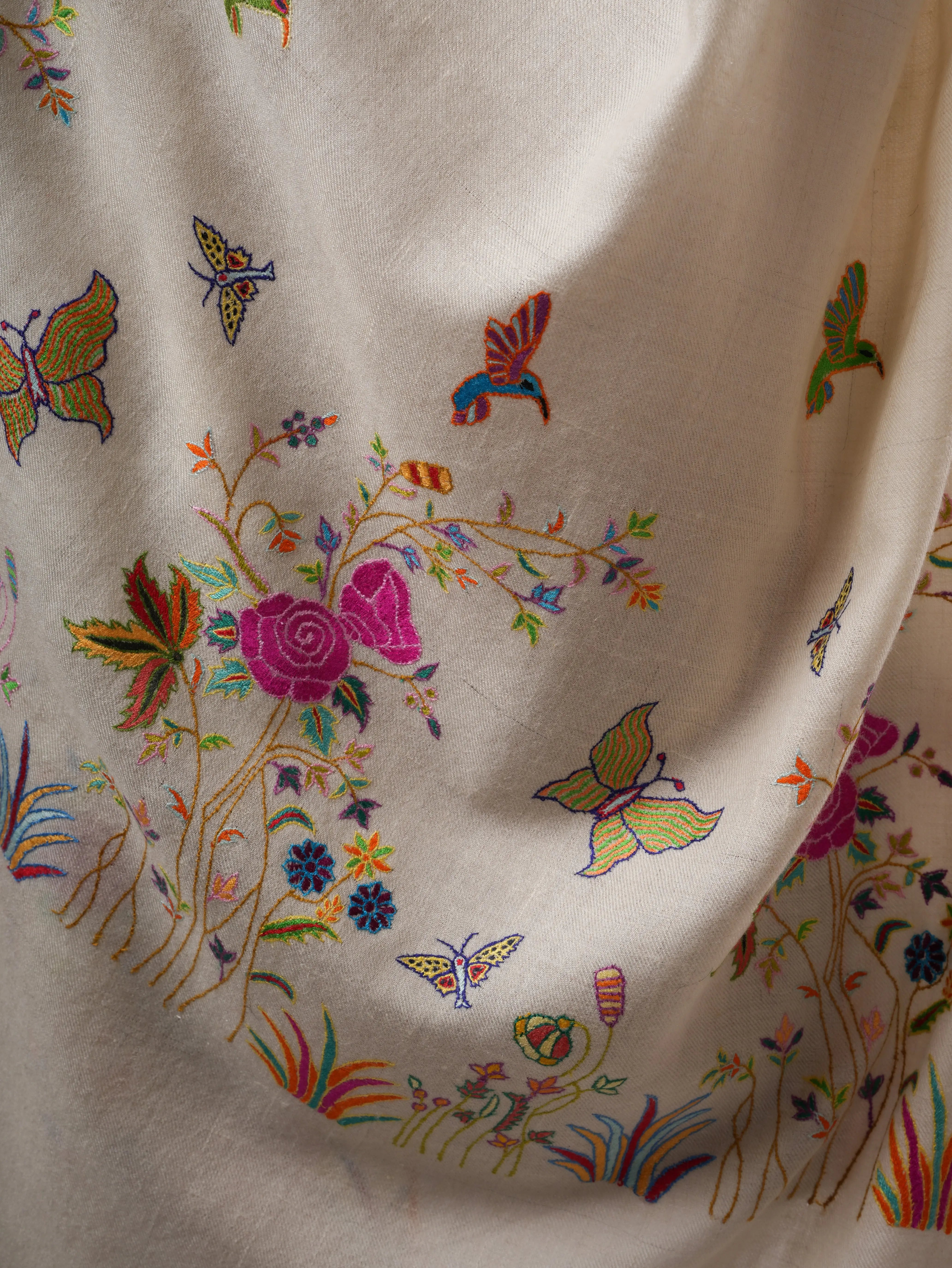 Ivory Pashmina Shawl – Hand-Embroidered Palla with Scenic Embroidery Shahkaar
