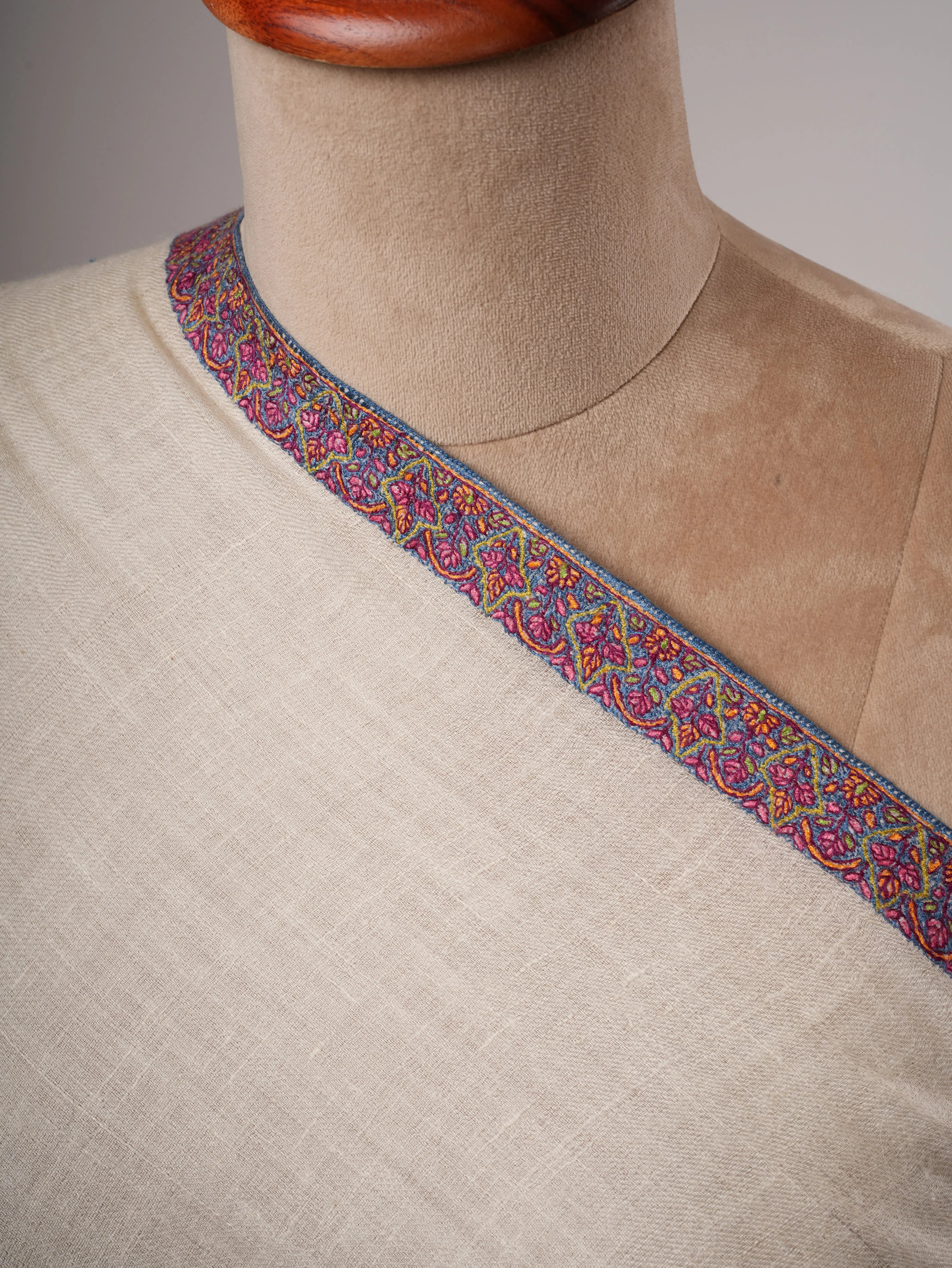 Ivory Hashia Embroidered Kashmiri Pashmina Shawl – Timeless Handwoven Luxury Shahkaar