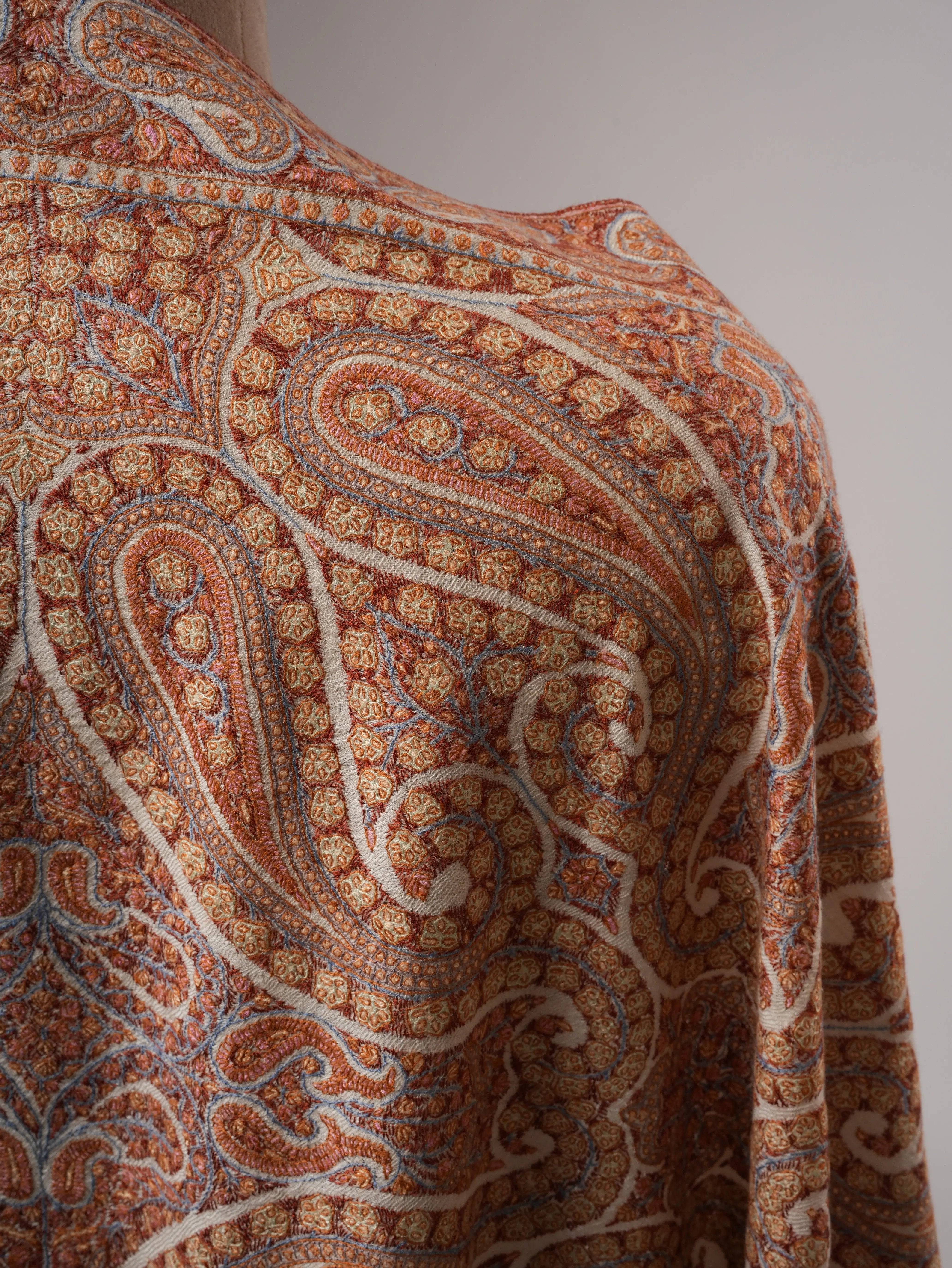 Kashmiri Ivory Pashmina Shawl with Detailed Sozni 8 Paisley Motif Shahkaar