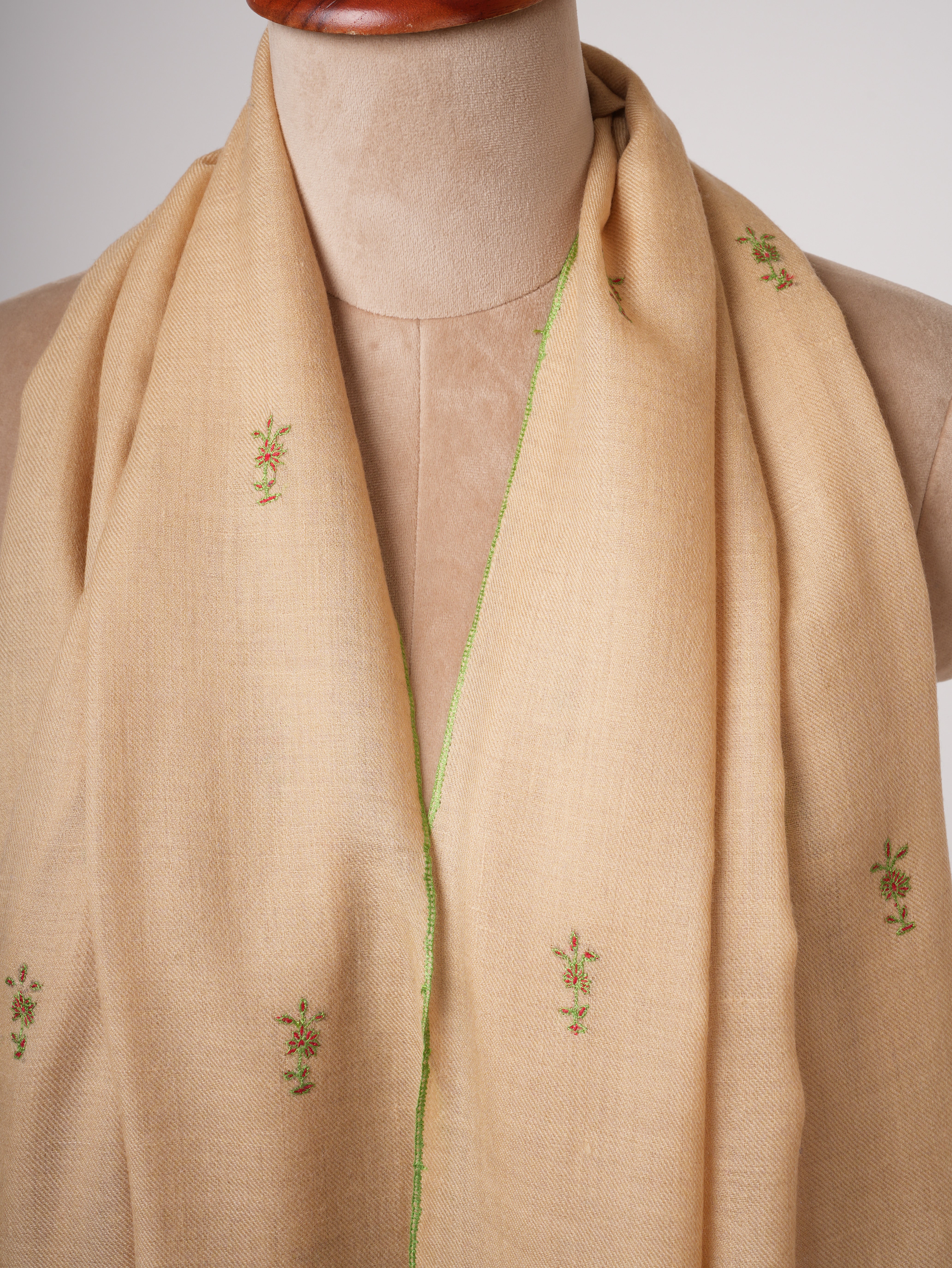 細い手刺繍が付いた手織りのカシミアスカーフ
