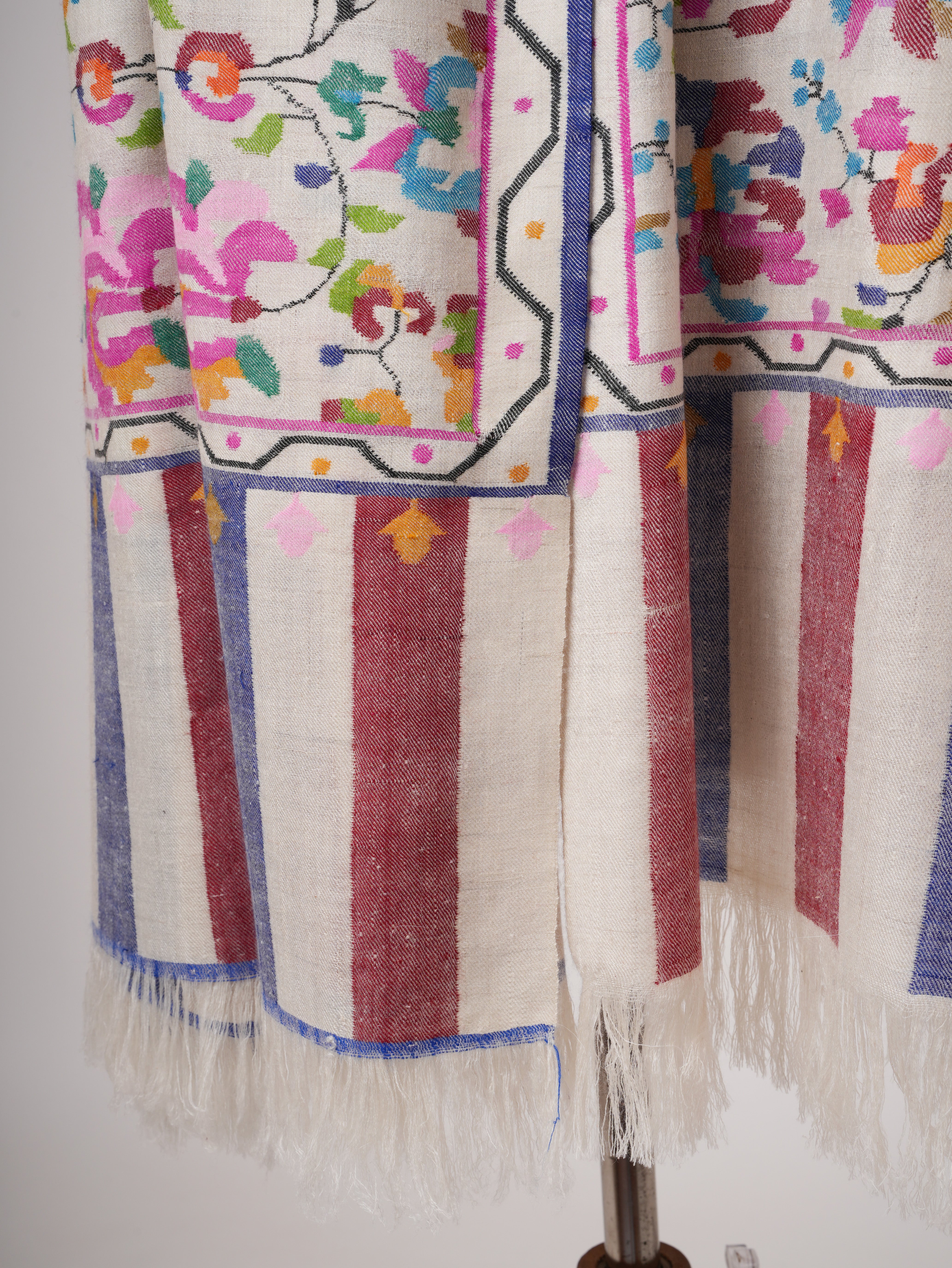 Ivory Handloomed Kani Pashmina Shawl with Fresh Floral Motifs
