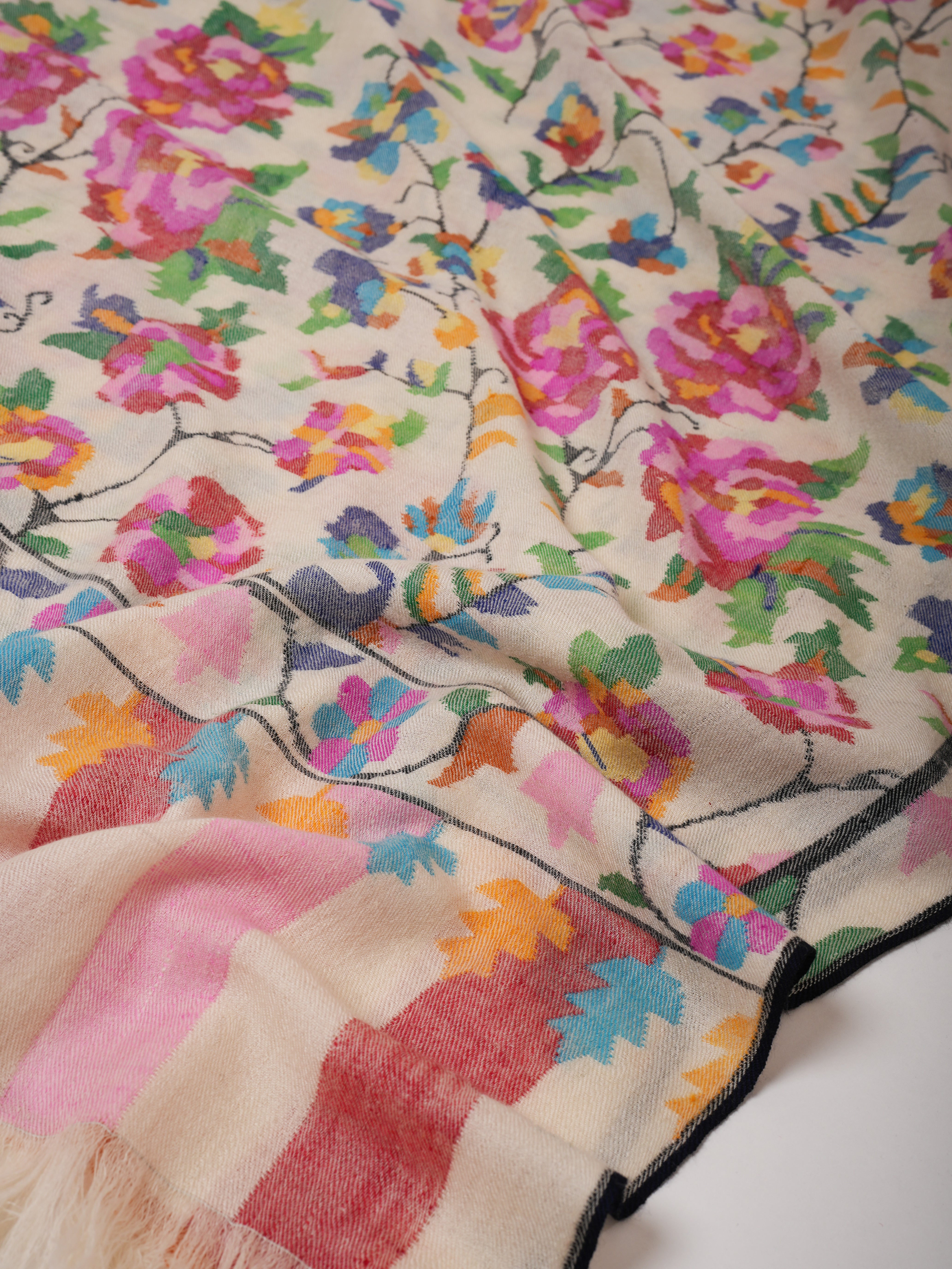 Châch de pashmina doux kani blanc avec motifs floraux