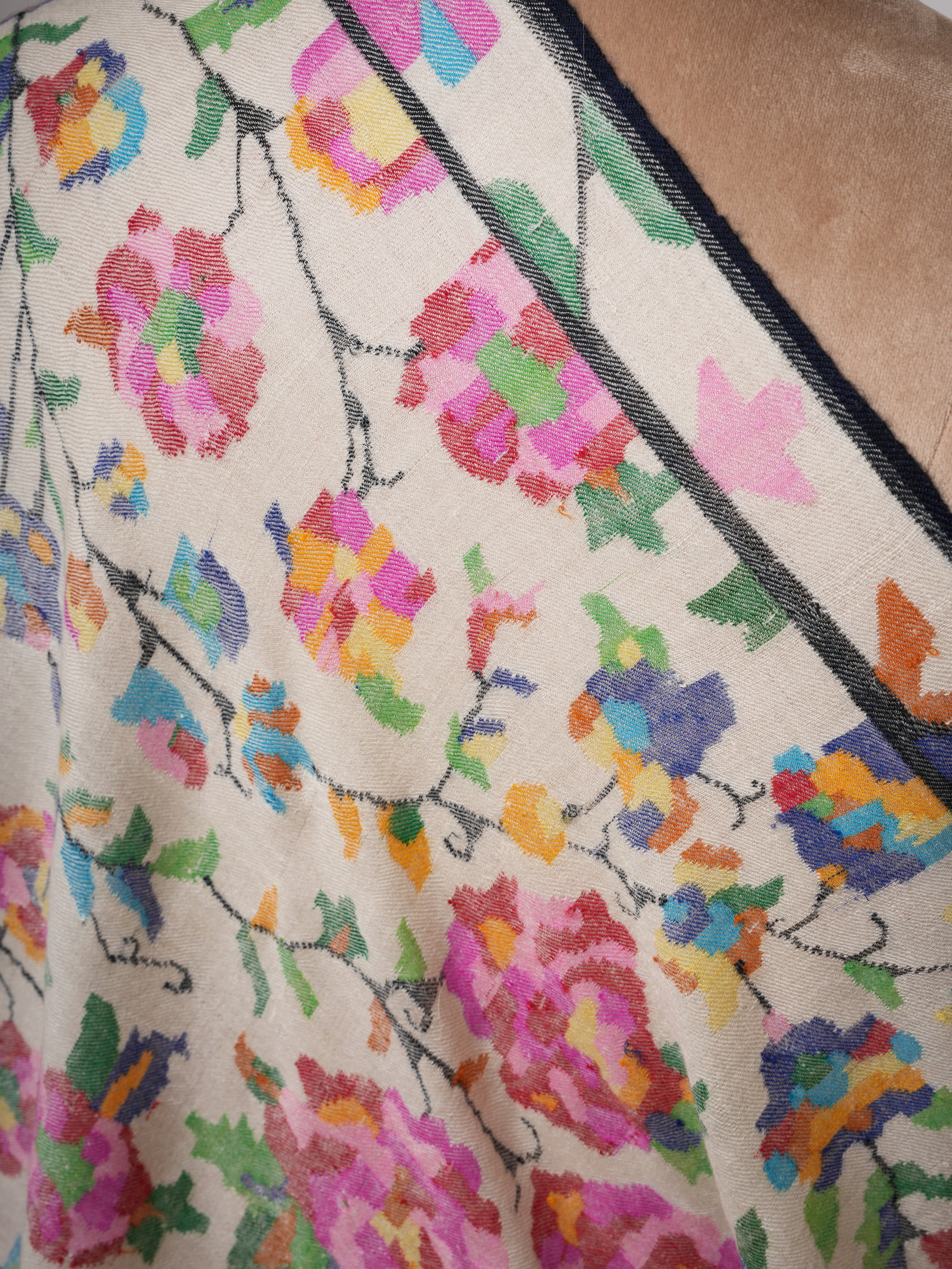 Châch de pashmina doux kani blanc avec motifs floraux